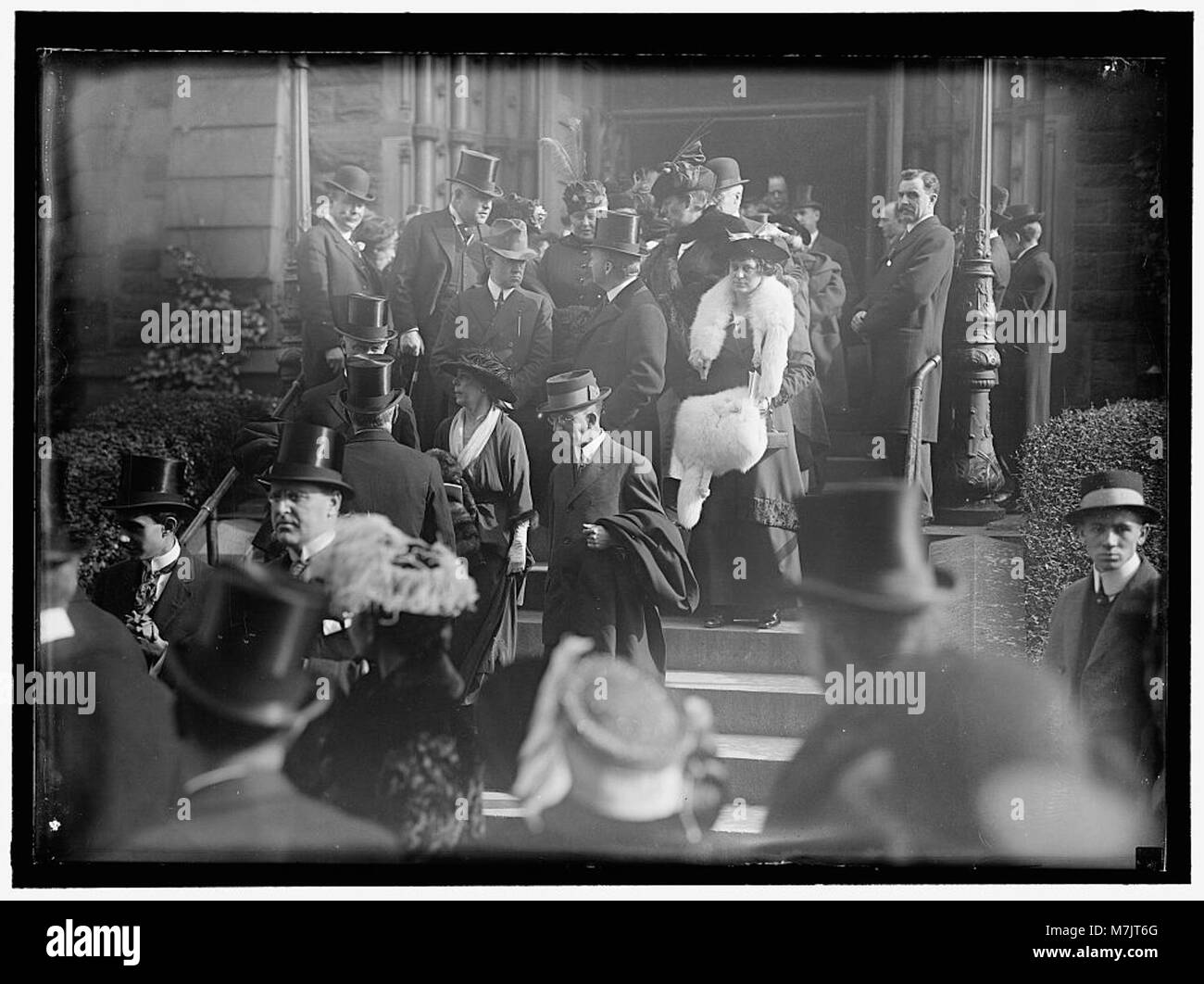 La fotografia raffigura la scena della messa del giorno del Ringraziamento nella Cattedrale di San Patrizio a New York, con grandi folle che escono dopo il servizio. Il Segretario Lane e' visto nell'angolo in alto a sinistra. L'immagine cattura il significato religioso e culturale dell'evento. Foto Stock
