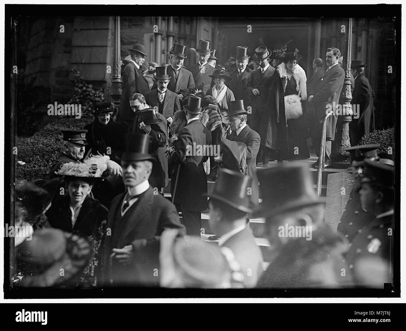 Questa fotografia mostra una grande folla che lascia la cattedrale di San Patrizio dopo una messa del giorno del Ringraziamento. La scena cattura lo spirito festivo e la riunione della comunità, riflettendo l'importanza culturale delle celebrazioni del Ringraziamento negli Stati Uniti. L'immagine offre un'istantanea della partecipazione di massa e dell'atmosfera festiva. Foto Stock