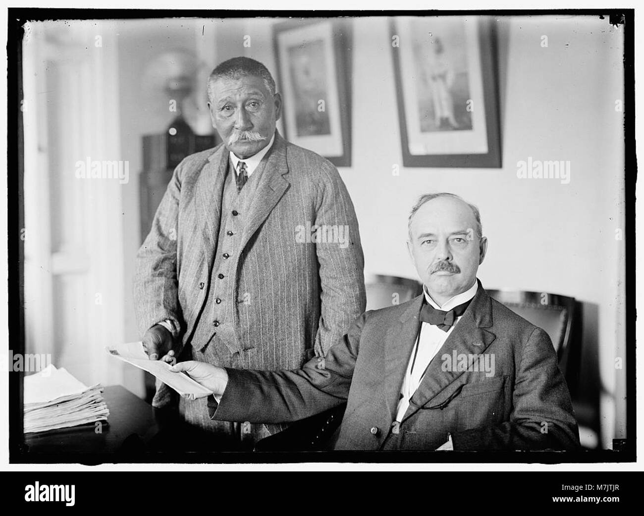 Catone Sells, Commissario del Bureau of Indian Affairs, è raffigurato con Spodee, un individuo notevole associato al Dipartimento degli interni durante l'inizio del XX secolo. Foto Stock