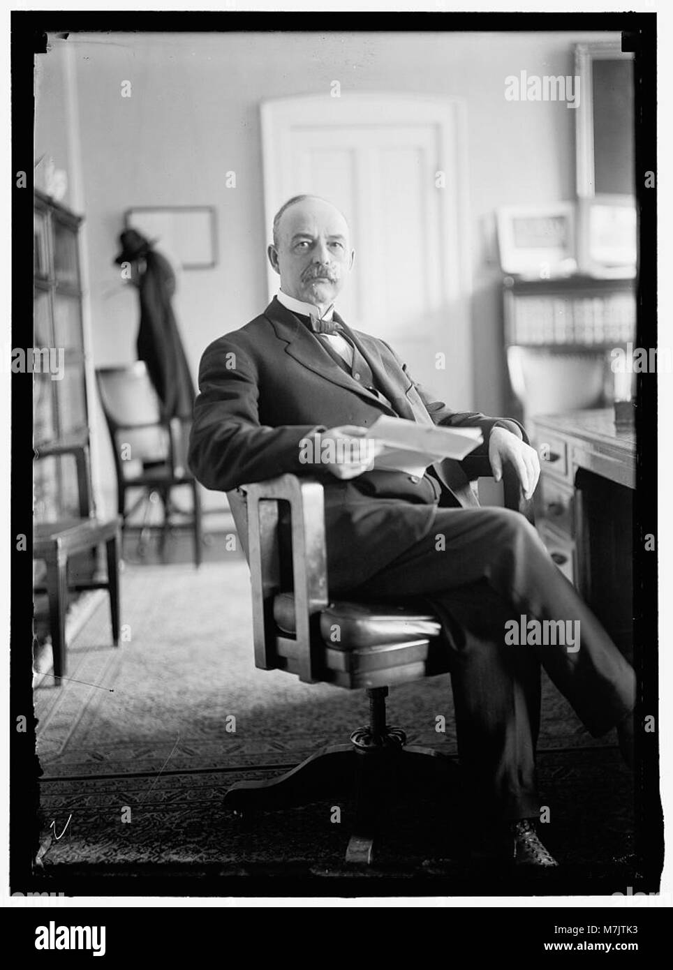 Cato Sells, Commissario del Bureau of Indian Affairs, è presente in questa fotografia, che rappresenta il suo ruolo di leadership nel Dipartimento degli interni degli Stati Uniti. Foto Stock