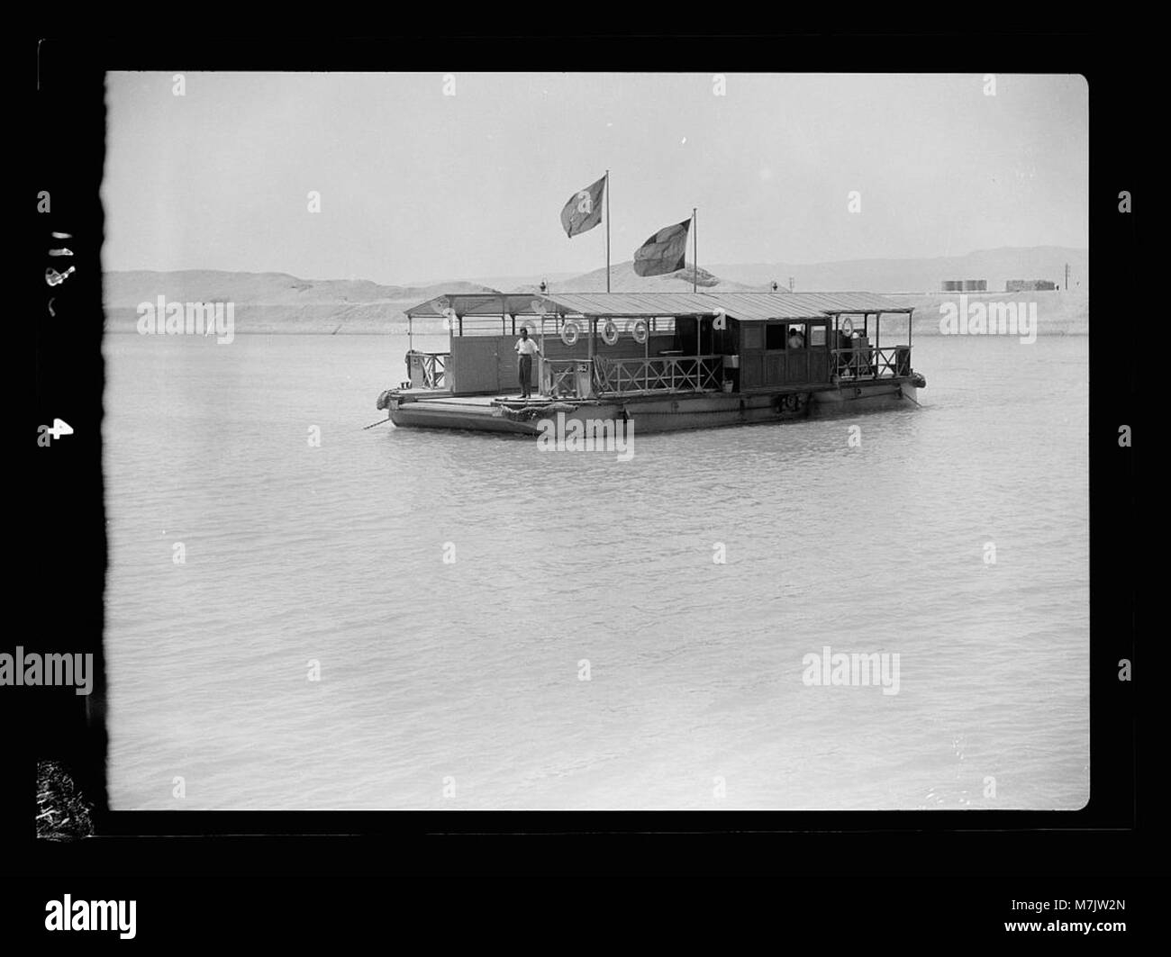 Questa immagine raffigura un viaggio in auto verso il Sinai, attraversando il Canale di Suez tramite il traghetto Coubri, situato 10 chilometri a nord di Suez, che illustra una rotta di trasporto chiave tra i continenti. Foto Stock