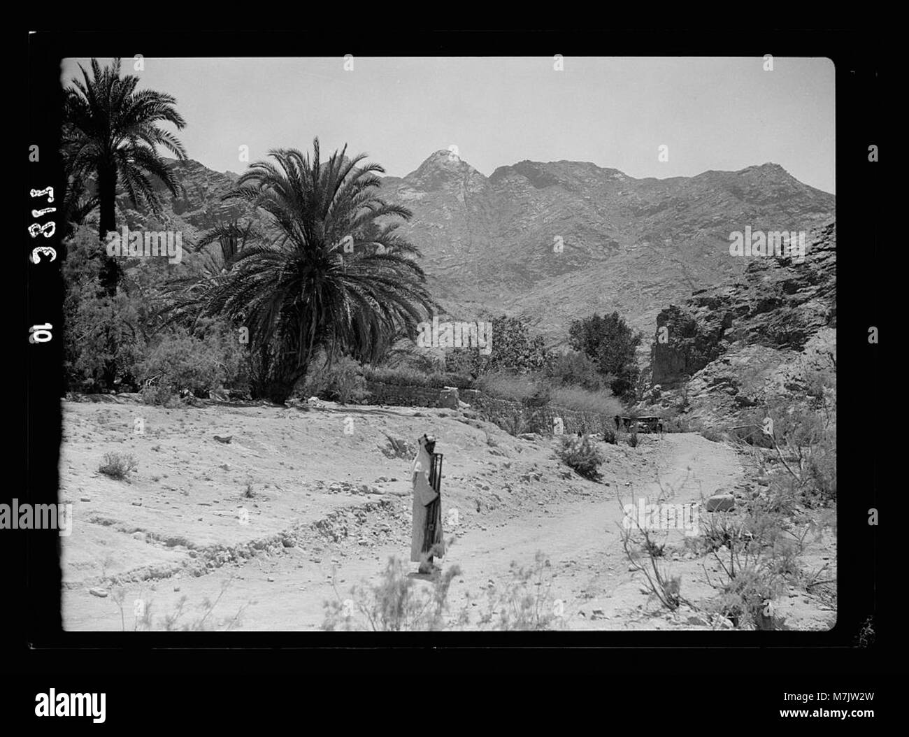 Una fotografia scattata durante un viaggio in auto verso il Sinai, che mostra Wadi Feiran ed El Mahrad alla testa del wadi, offrendo uno sguardo all'aspro e remoto paesaggio desertico. Foto Stock