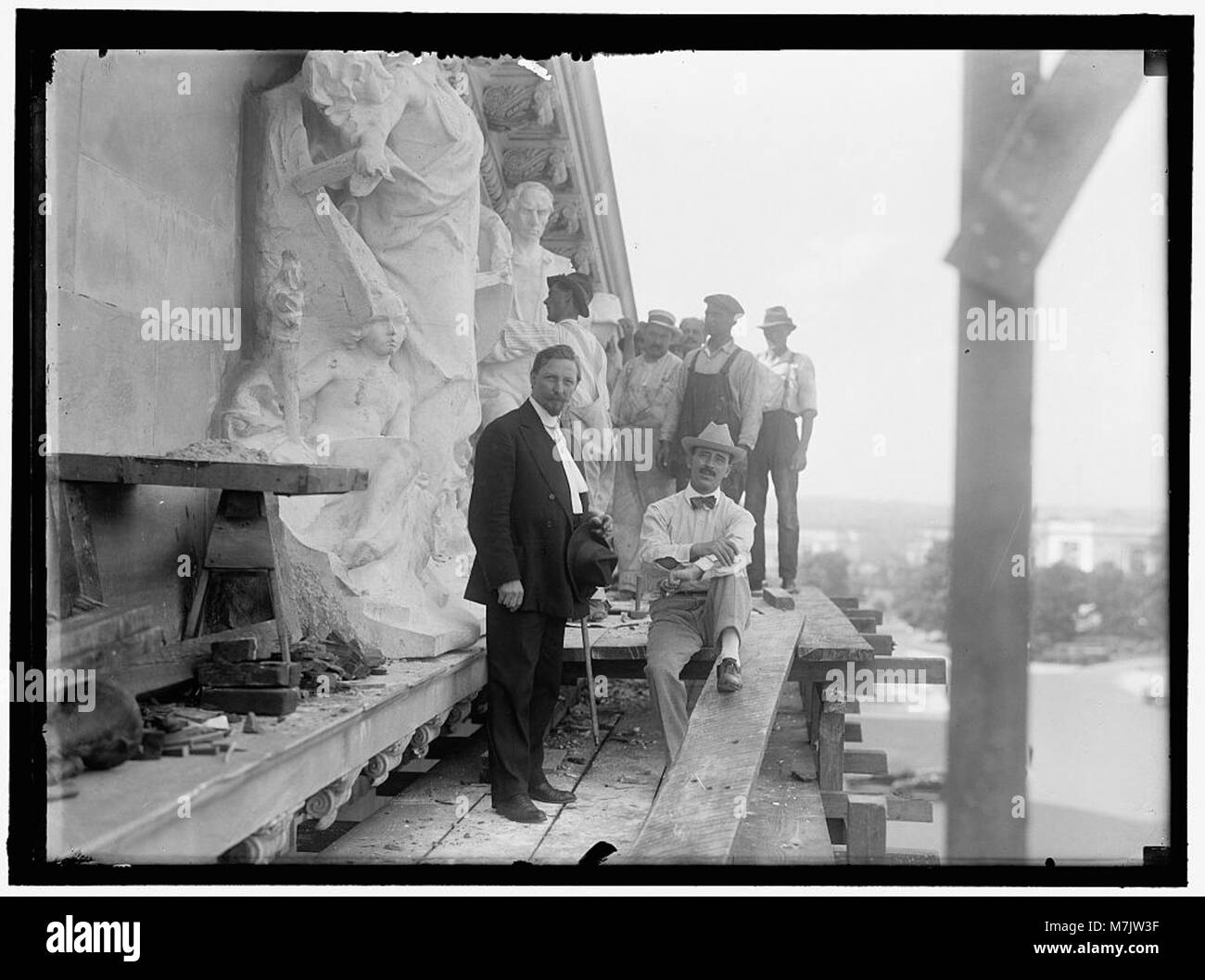 Questa immagine mostra il frontone del Campidoglio degli Stati Uniti sull'ala della camera dei rappresentanti a Washington, D.C. il frontone presenta sculture simboliche e dettagli architettonici tipici del design neoclassico, sottolineando il significato storico e politico dell'edificio. Foto Stock