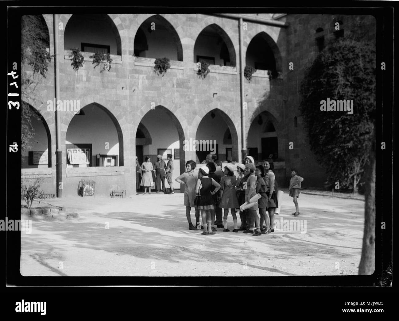 Una rappresentazione delle attività sioniste intorno ad Haifa, con una scuola elementare che utilizza un pittoresco vecchio edificio arabo, che riflette le dinamiche socio-politiche della regione all'inizio del XX secolo. Foto Stock