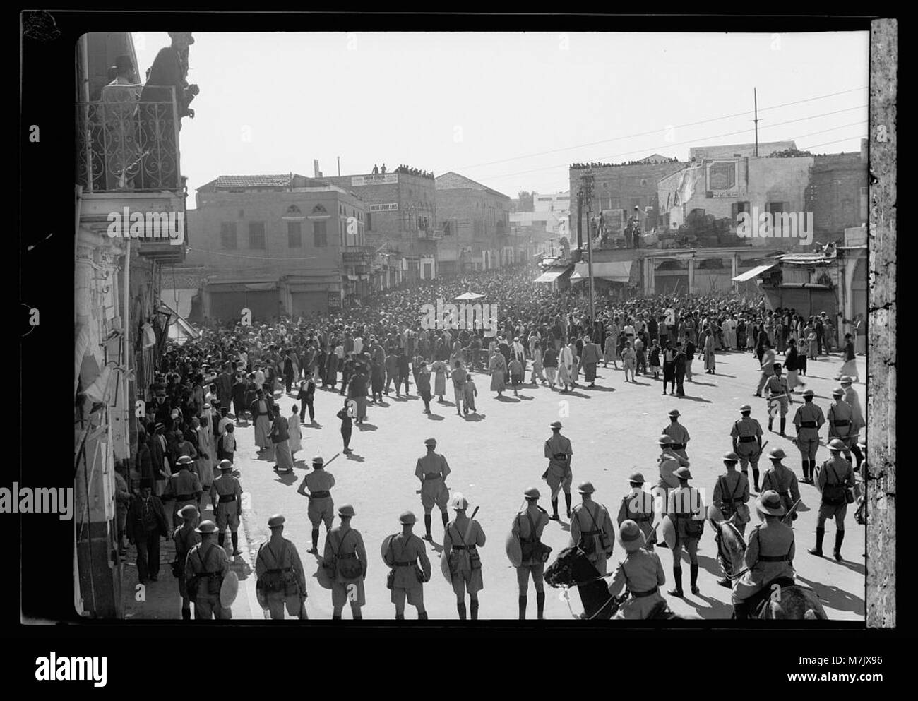 Manifestazioni arabe a Giaffa e Gerusalemme il 13 e 27 ottobre 1933, dove grandi folle di manifestanti marciarono verso la polizia, segnando significativi disordini durante il periodo. Foto Stock
