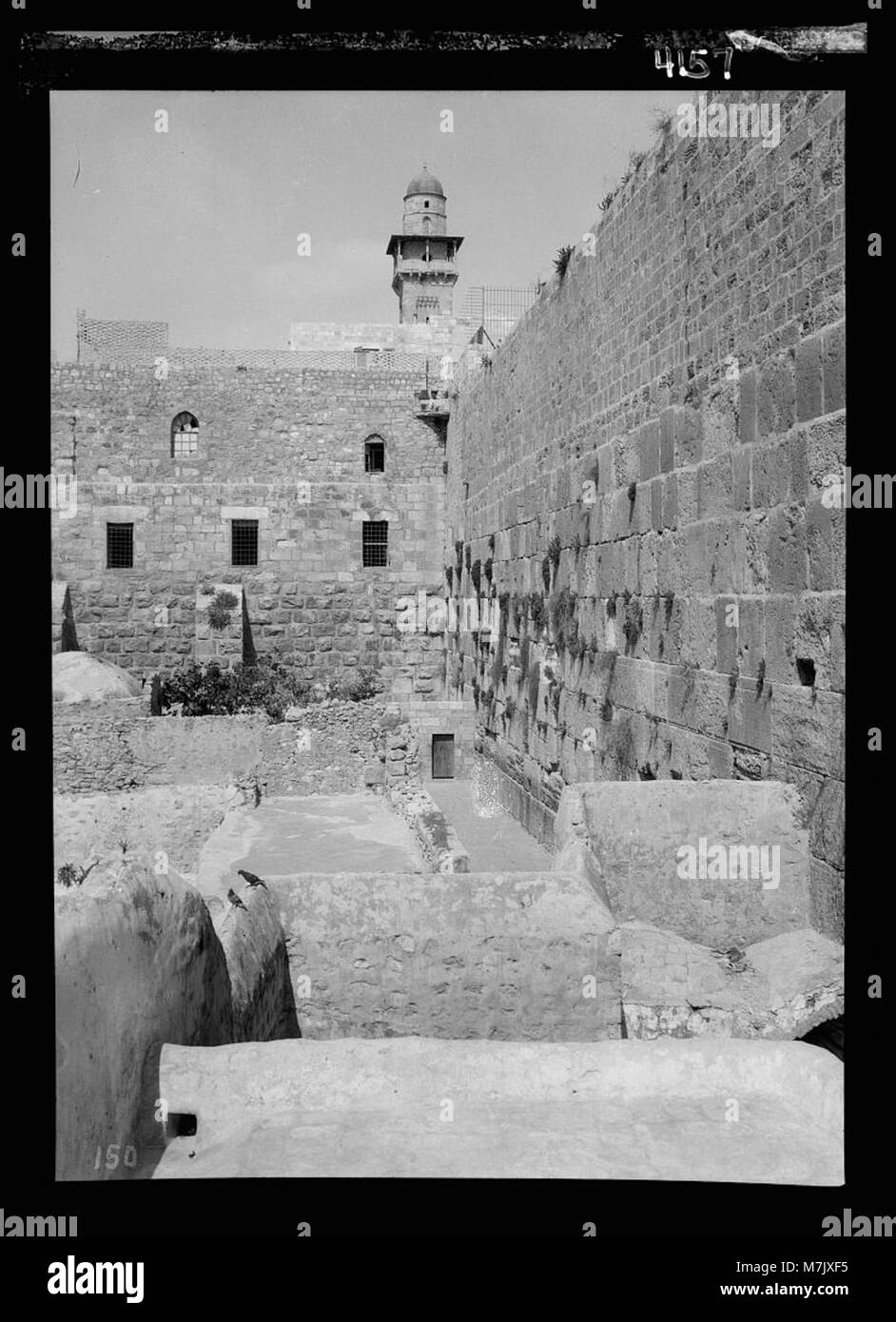L'immagine cattura un momento durante le proteste arabe, le manifestazioni e gli scioperi in Palestina, che erano in risposta alle politiche britanniche. Mette in evidenza l'impatto delle rivolte del 1929 e mostra il muro del pianto, simboleggiando il dolore e il lutto della comunità ebraica. Foto Stock