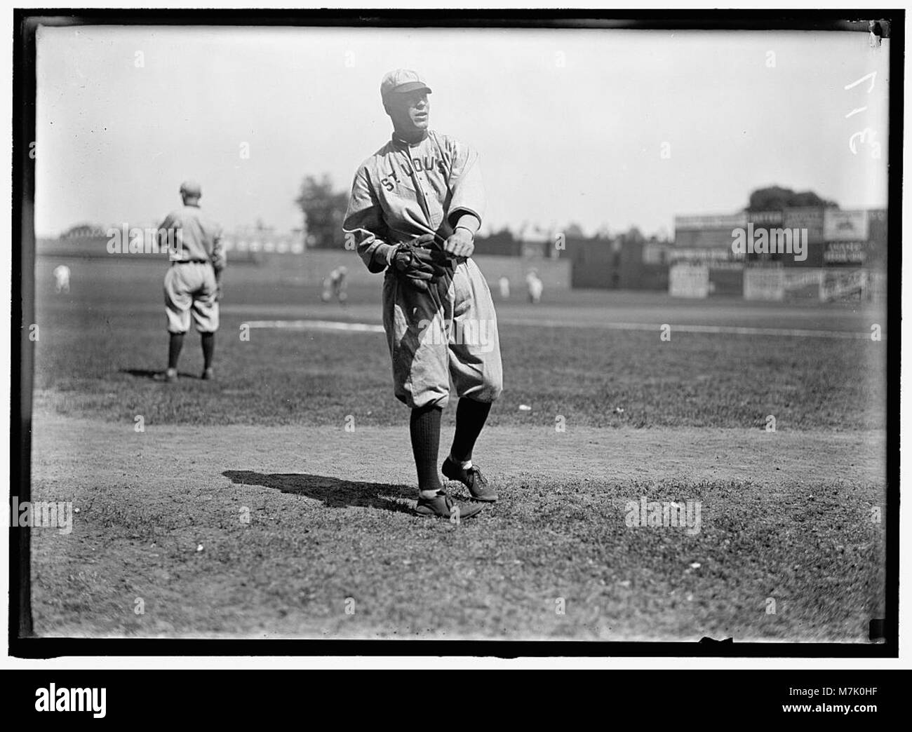 Questa fotografia mostra giocatori professionisti di baseball di St. Louis, che rappresentano il contributo della città allo sport. Cattura un momento nel tempo, mostrando i ruoli degli atleti nella comunità professionale del baseball. Foto Stock
