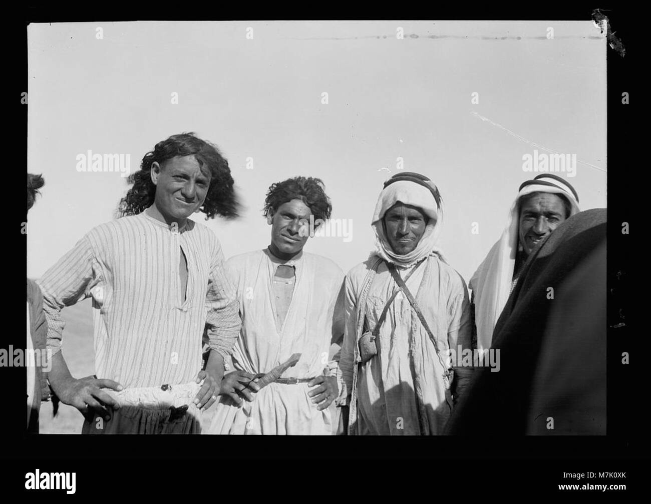 Vita beduina nella Transgiordania. Tipi di arabi della Transgiordania. I costruttori di strada matpc LOC.15670 Foto Stock