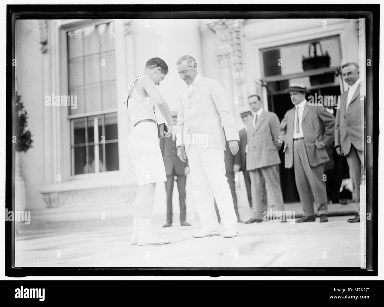 L'immagine mostra una staffetta Boy Scouts che inizia alla Casa Bianca, con Fred Reed che stringe la mano al presidente Wilson. Questo evento segna un momento significativo per i Boy Scouts nella storia degli Stati Uniti, sottolineando la leadership e la partecipazione dei giovani. Foto Stock L'immagine mostra una staffetta Boy Scouts che inizia alla Casa Bianca, con Fred Reed che stringe la mano al presidente Wilson. Questo evento segna un momento significativo per i Boy Scouts nella storia degli Stati Uniti, sottolineando la leadership e la partecipazione dei giovani. Foto Stock
