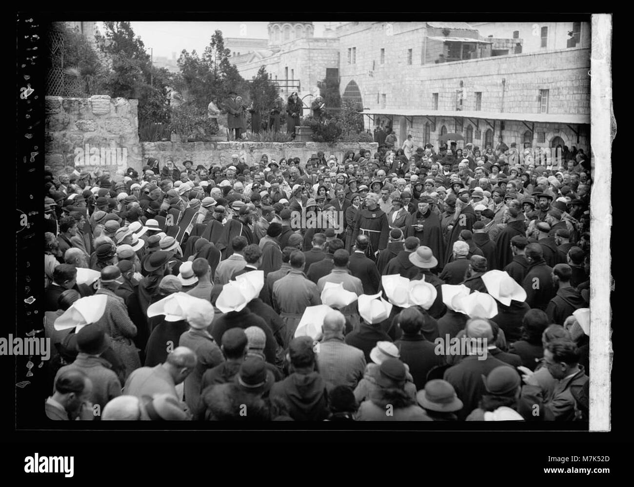 I pellegrini partecipano alla processione di via dolorosa a Gerusalemme il venerdì Santo, in occasione dei centenari festeggiamenti pasquali del 1933. La scena rappresenta un significativo pellegrinaggio religioso durante l'anno Santo. Foto Stock