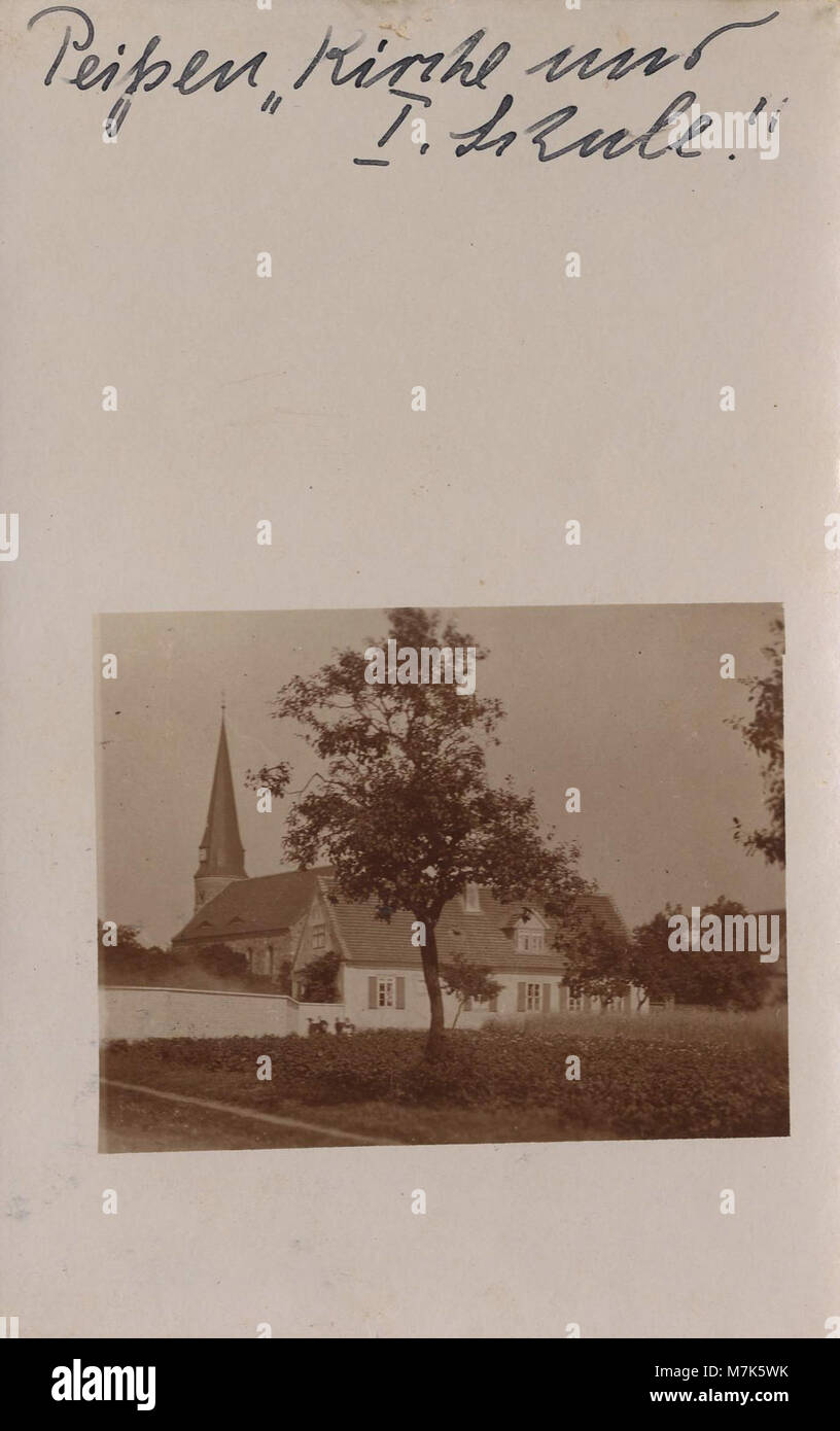 Un'immagine da cartolina raffigurante la chiesa e la prima scuola di Pei, situata a Sachsen-Anhalt, Germania. Questo sito storico riflette l'educazione precoce e l'architettura religiosa della regione. Foto Stock