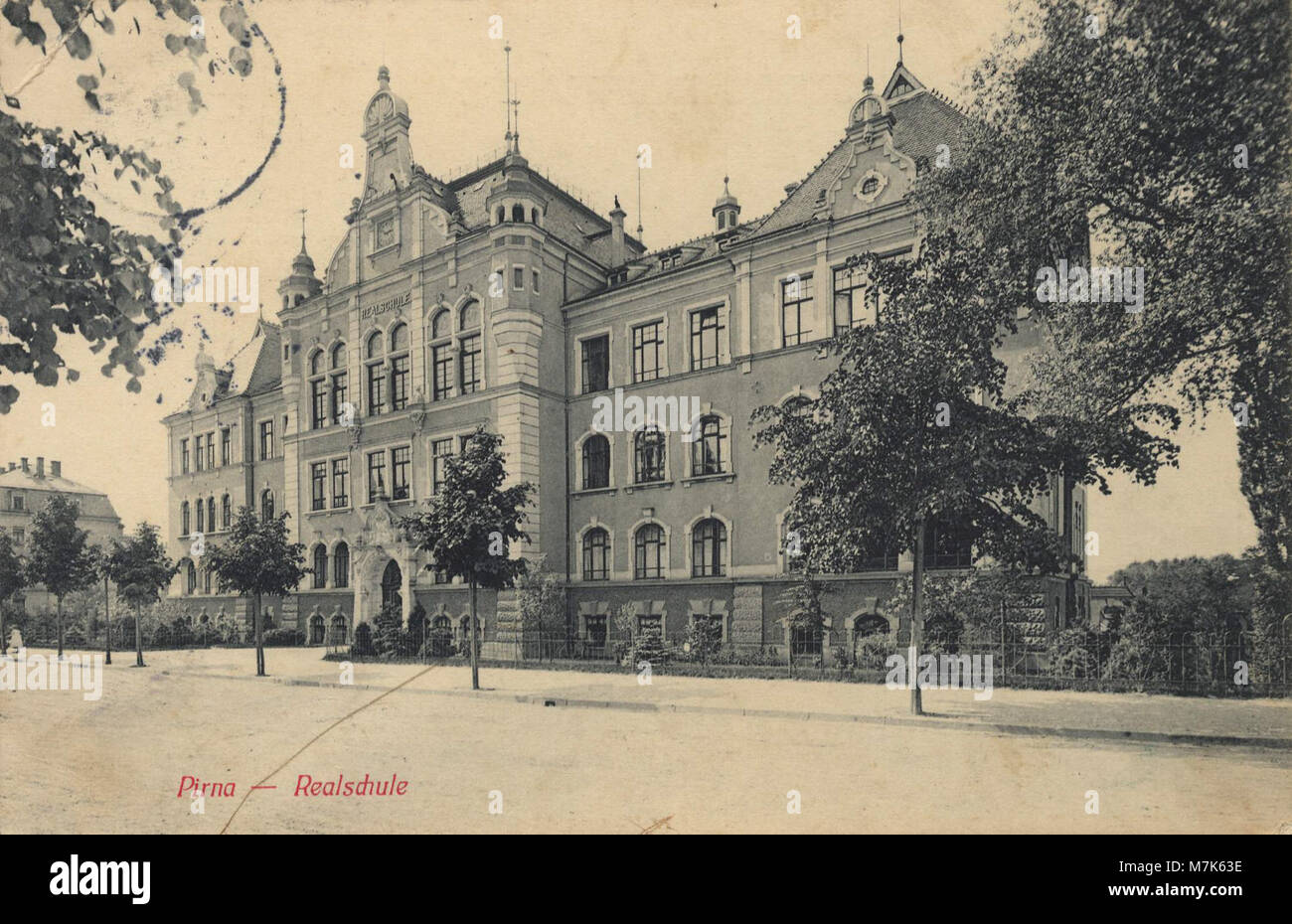 Questa immagine raffigura la Realschule a Pirna, Sassonia, Germania, un'importante istituzione educativa della regione durante i primi anni del XX secolo. Foto Stock