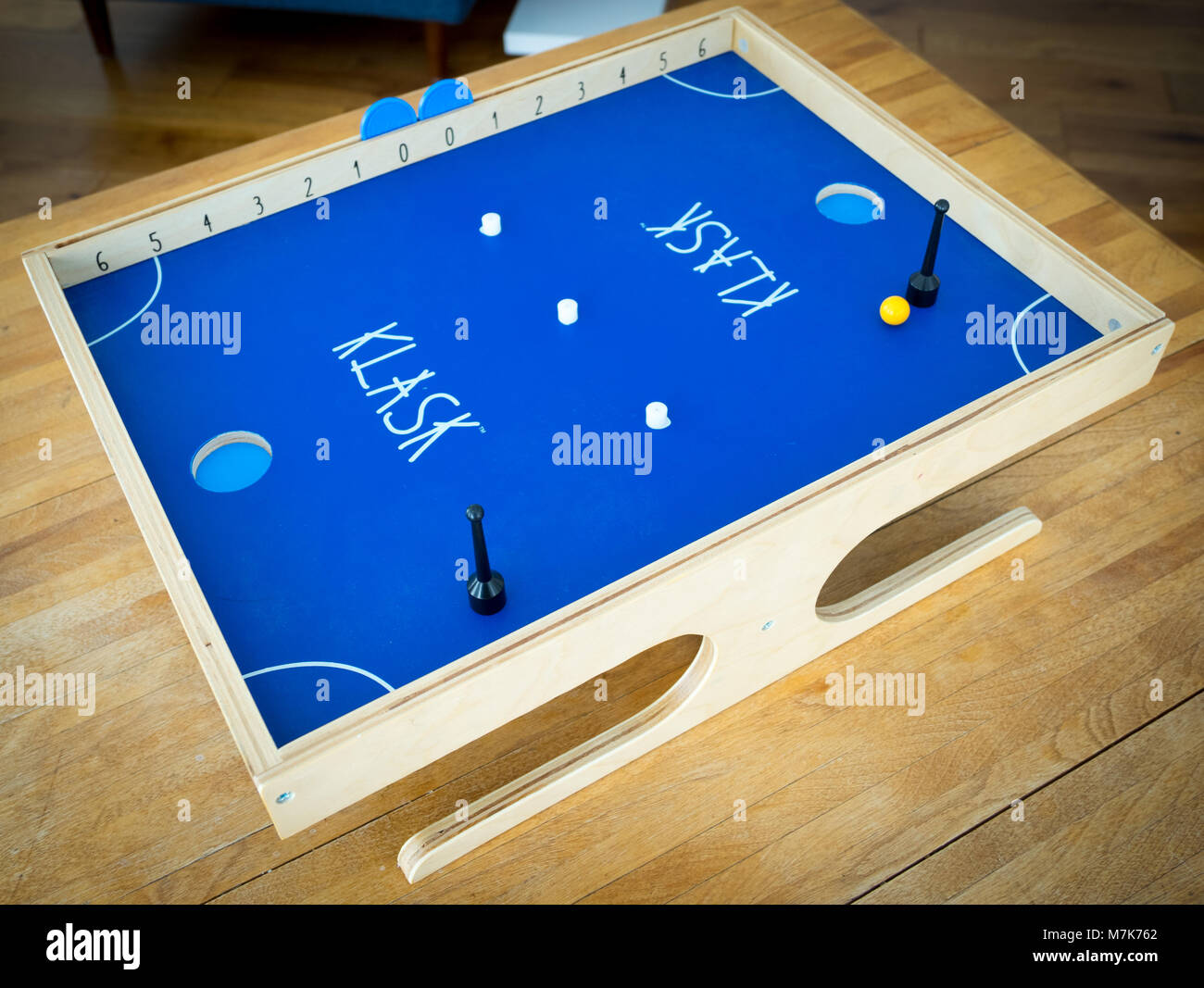 Un Klask scheda di gioco. Klask è un popolare pub gioco dalla Danimarca. Foto Stock