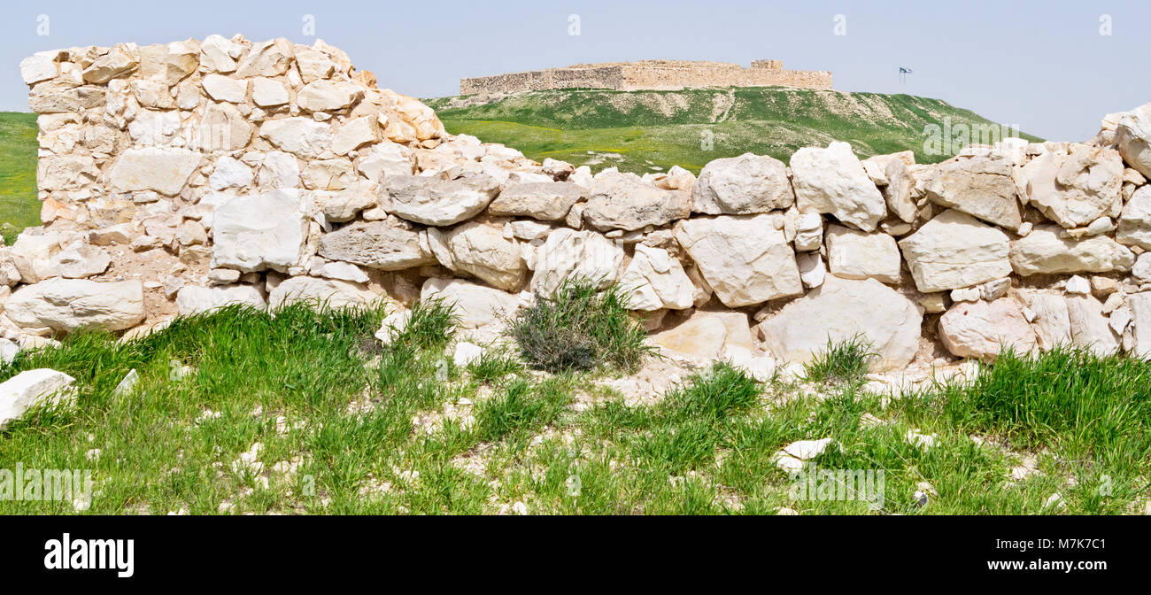 Fortezza israeliano e il Cananeo parete della città a Tel Arad Parco nazionale di Israele Foto Stock