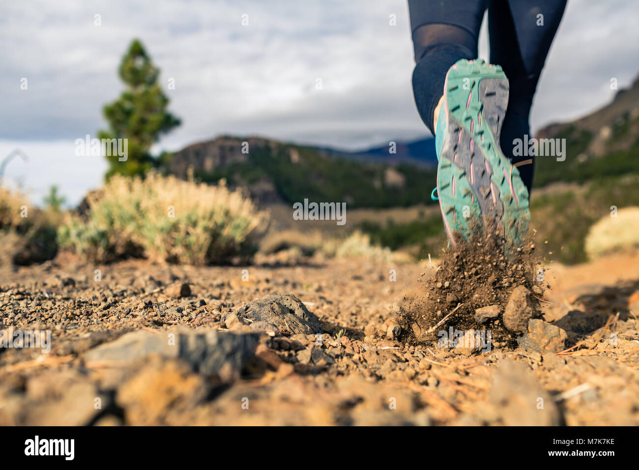 Suola di calzatura sportiva a camminare in montagna su sentiero roccioso. Cross country runner formazione in natura ispiratrice, sporco sentiero su Tenerife, Isole Canarie S Foto Stock