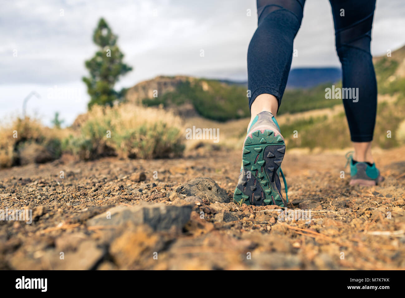 Suola di calzatura sportiva a camminare in montagna su sentiero roccioso. Cross country runner formazione in natura ispiratrice, sporco sentiero su Tenerife, Isole Canarie S Foto Stock