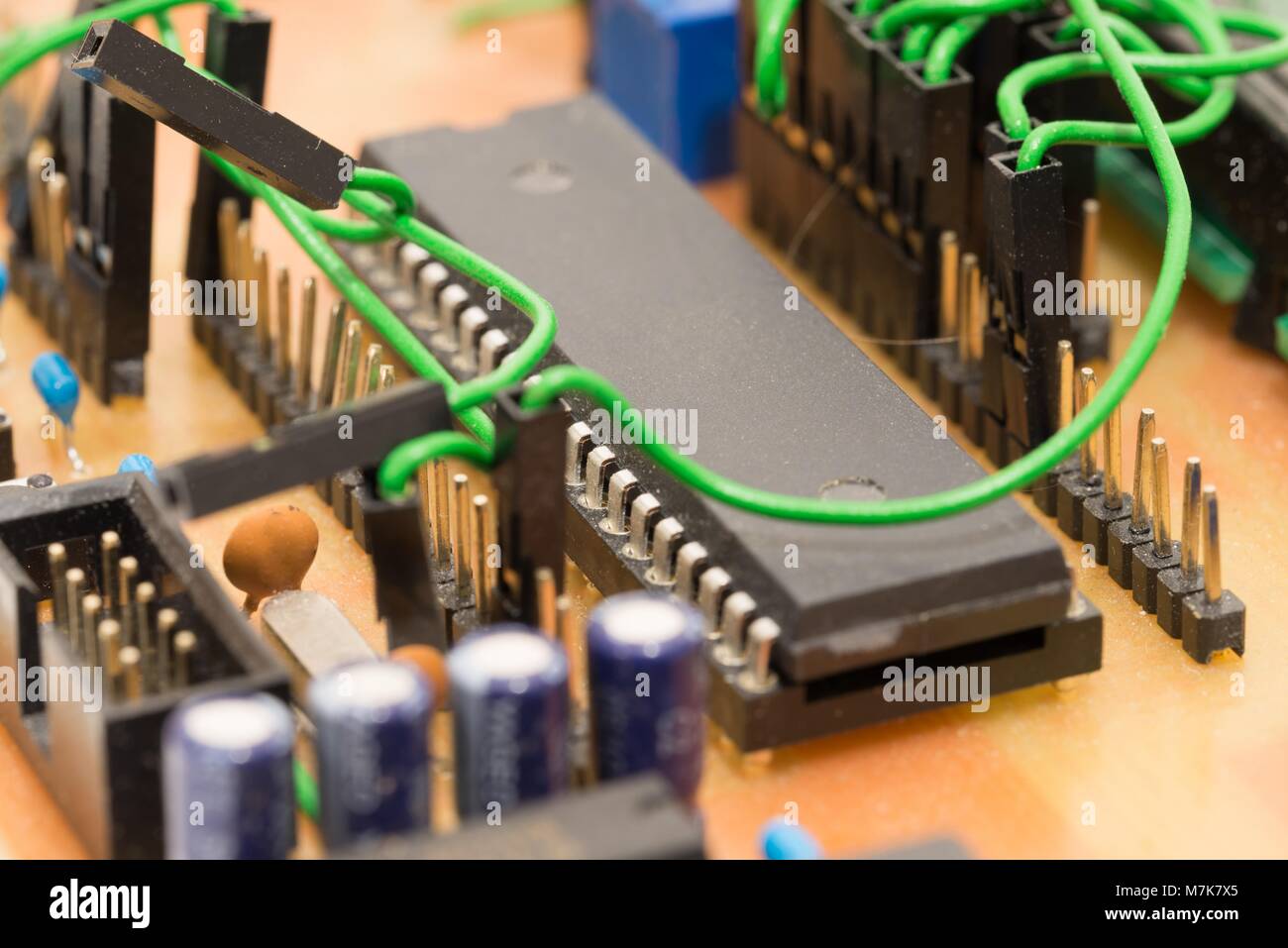 Primo piano di un self-made scheda a circuito stampato con microcontrollore Foto Stock