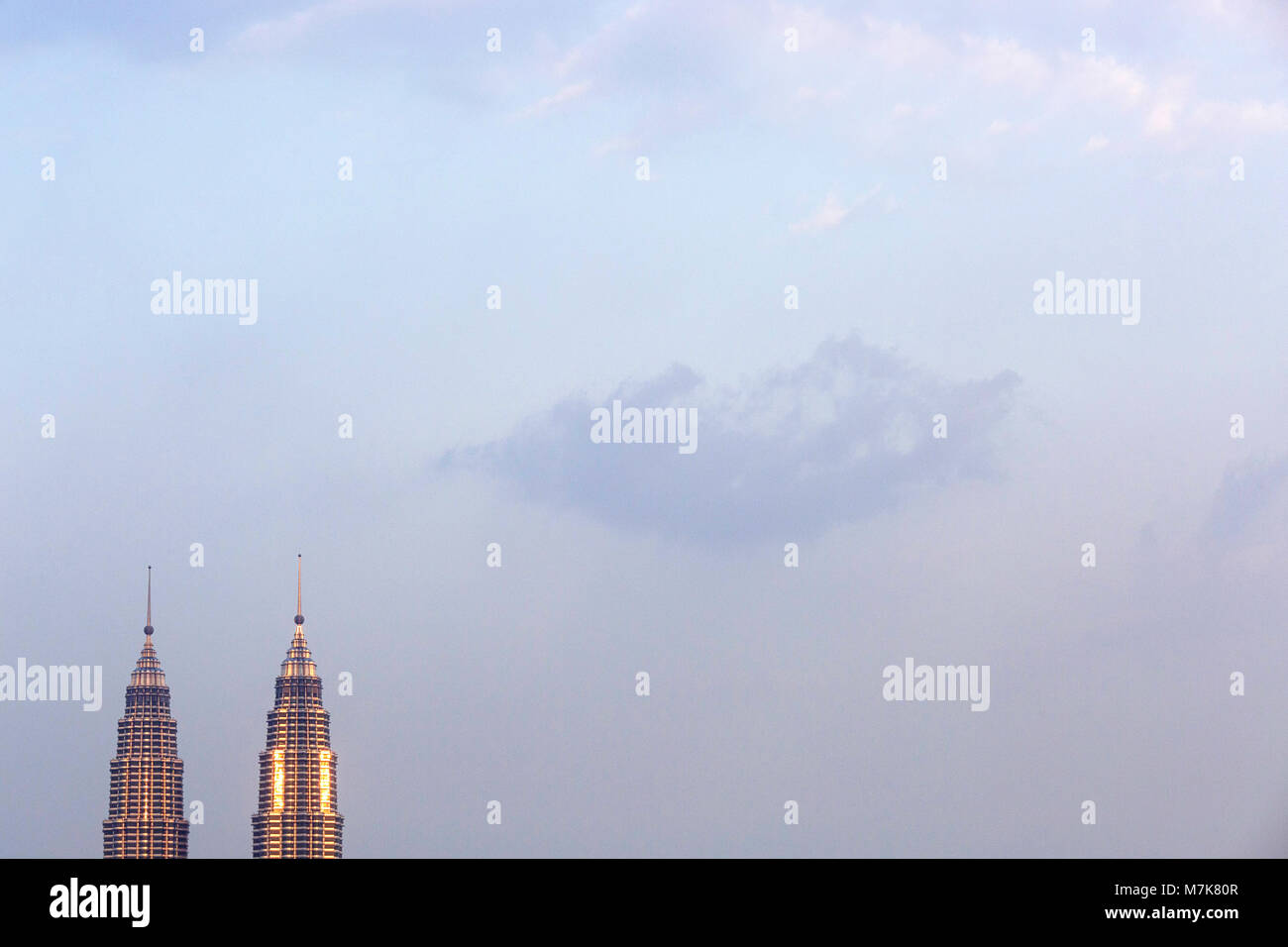 In alto di Torri Petronas e il cielo, Kuala Lumpur, Malesia, Asia sud-orientale, Asia Foto Stock