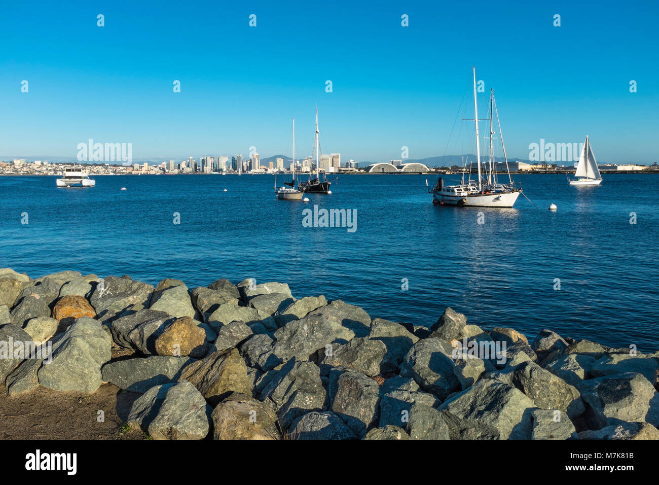 SAN DIEGO, CALIFORNIA, STATI UNITI D'AMERICA - vista su tutta la baia di Shelter Island verso il centro cittadino di San Diego. Foto Stock