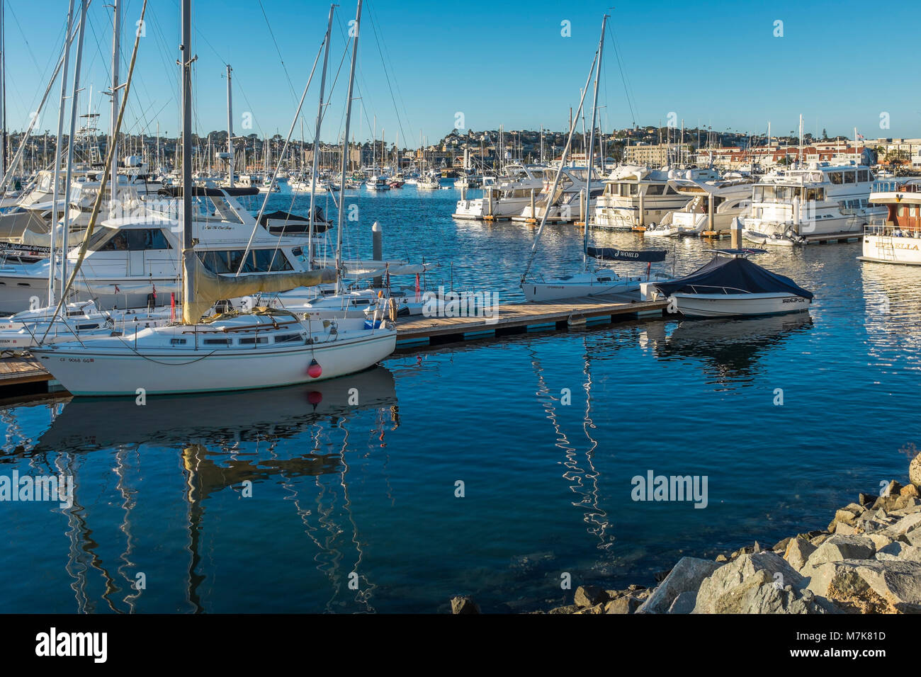 SAN DIEGO, CALIFORNA, STATI UNITI D'AMERICA - Yacht ormeggiati nell'Americas Cup Harbour off Shelter Island. Foto Stock