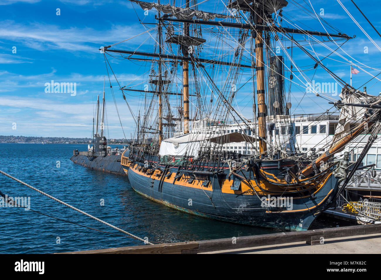 SAN DIEGO, CALIFORNIA, STATI UNITI D'AMERICA - HMS sorpresa Replica fregata britannica e il museo marittimo e B-39 sottomarini sovietici ormeggiata nel porto di San Diego. Foto Stock