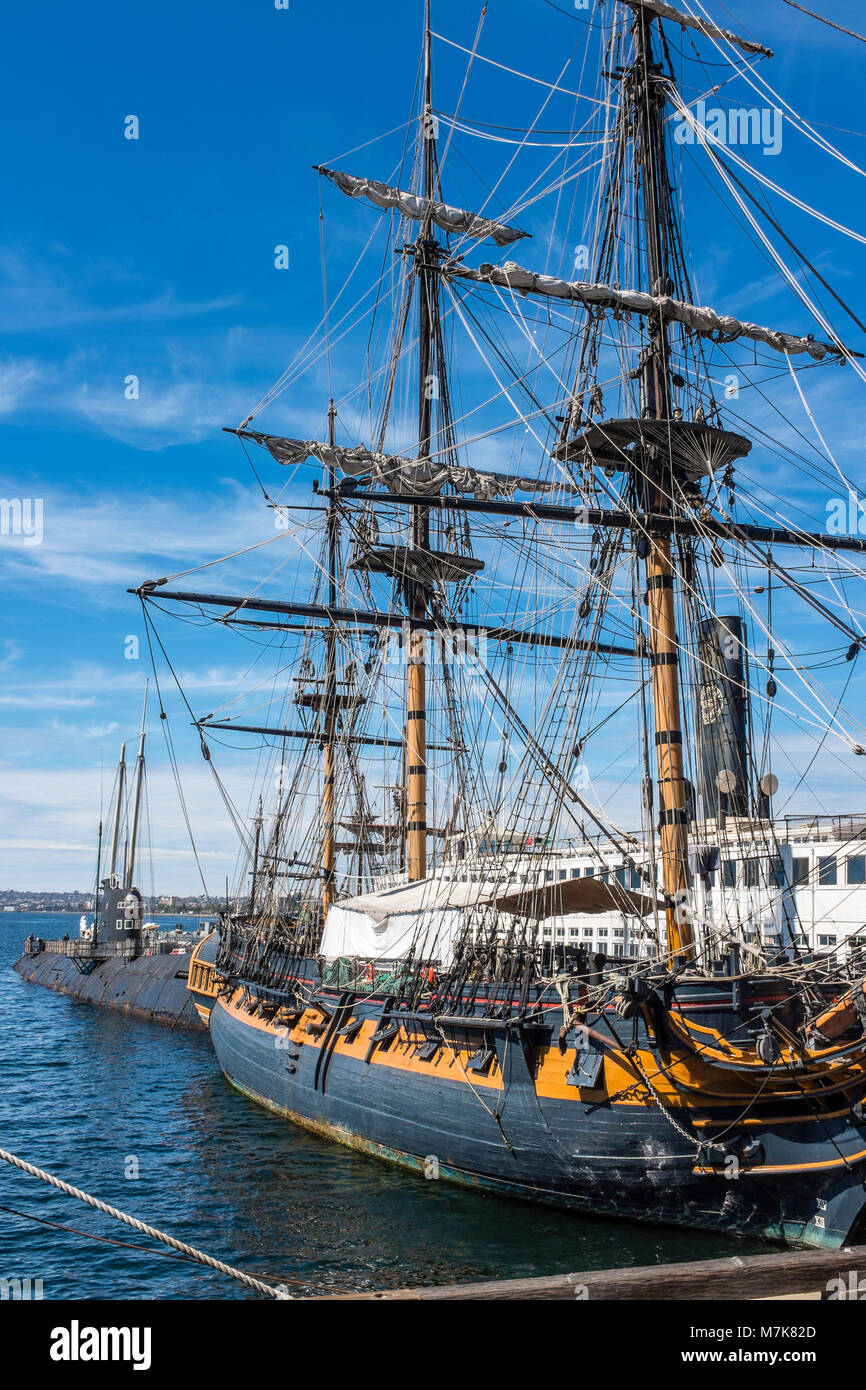 SAN DIEGO, CALIFORNIA, STATI UNITI D'AMERICA - HMS sorpresa Replica fregata britannica e il museo marittimo e B-39 sottomarini sovietici ormeggiata nel porto di San Diego. Foto Stock