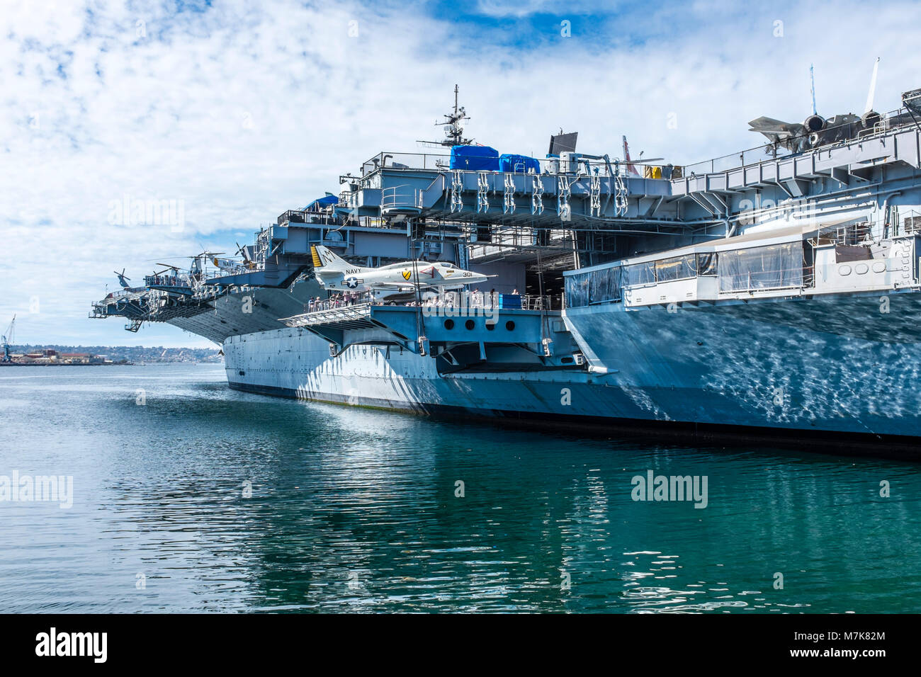 SAN DIEGO, CALIFORNIA, STATI UNITI D'AMERICA - USS Midway portaerei e il museo marittimo ormeggiato sul lungomare nel centro cittadino di San Diego su Harbor Drive. Foto Stock