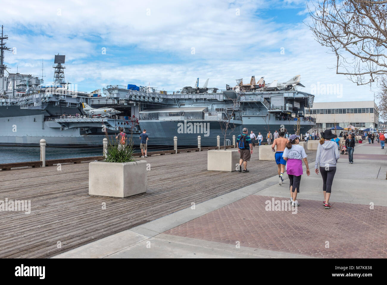 SAN DIEGO, CALIFORNIA, STATI UNITI D'AMERICA - USS Midway portaerei e il museo marittimo ormeggiato sul lungomare nel centro cittadino di San Diego su Harbor Drive. Foto Stock