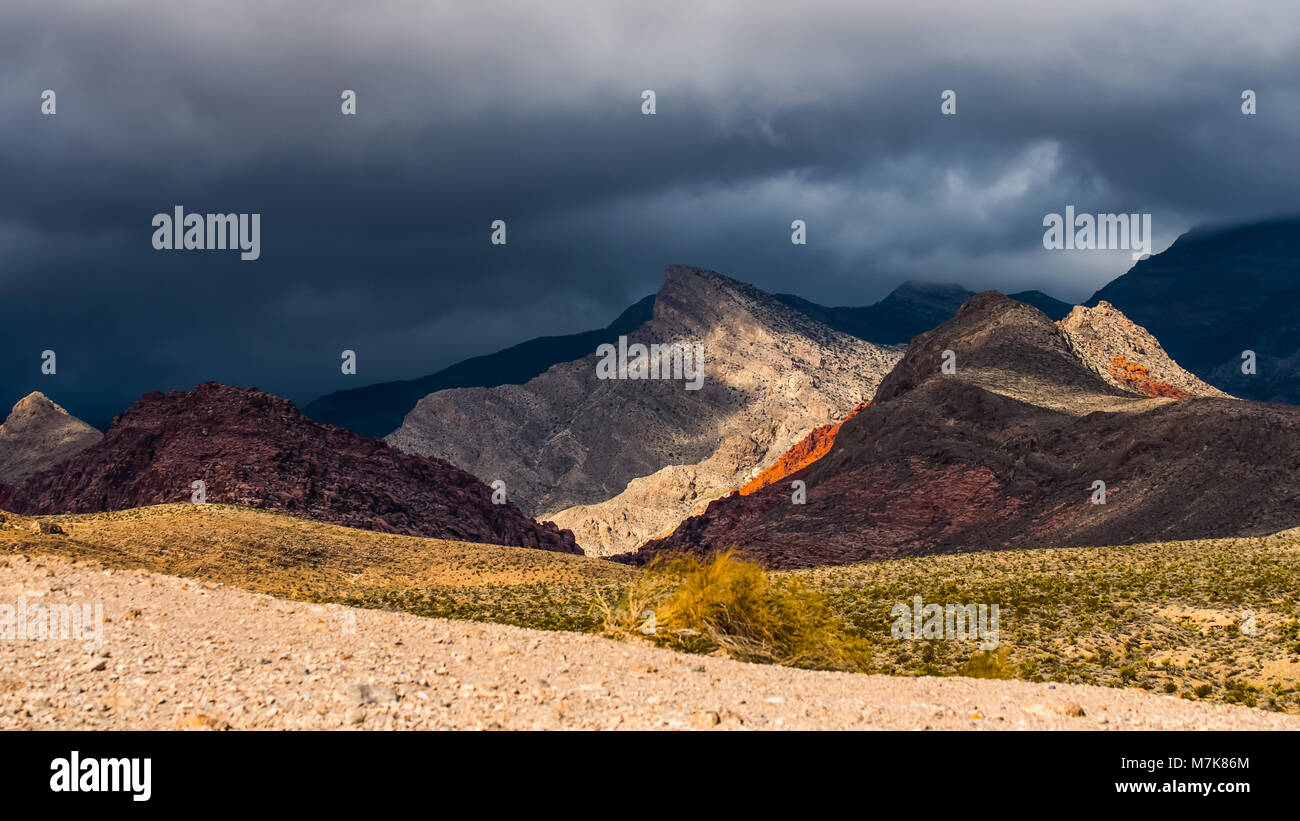 Le formazioni rocciose sotto un cielo drammatico Foto Stock