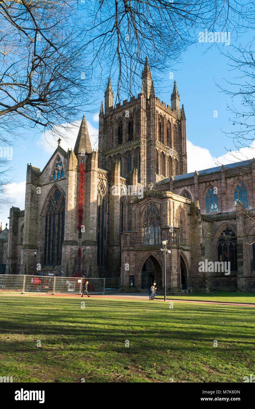 La costruzione in corso di papaveri finestra piangendo a Hereford Cathedral Regno Unito Marzo 2018 Foto Stock