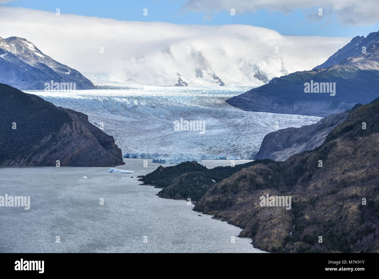 Il lago di grigio e il Grigio Glaciar nella Patagonia meridionale del campo di ghiaccio, parco nazionale Torres del Paine, Cile Foto Stock
