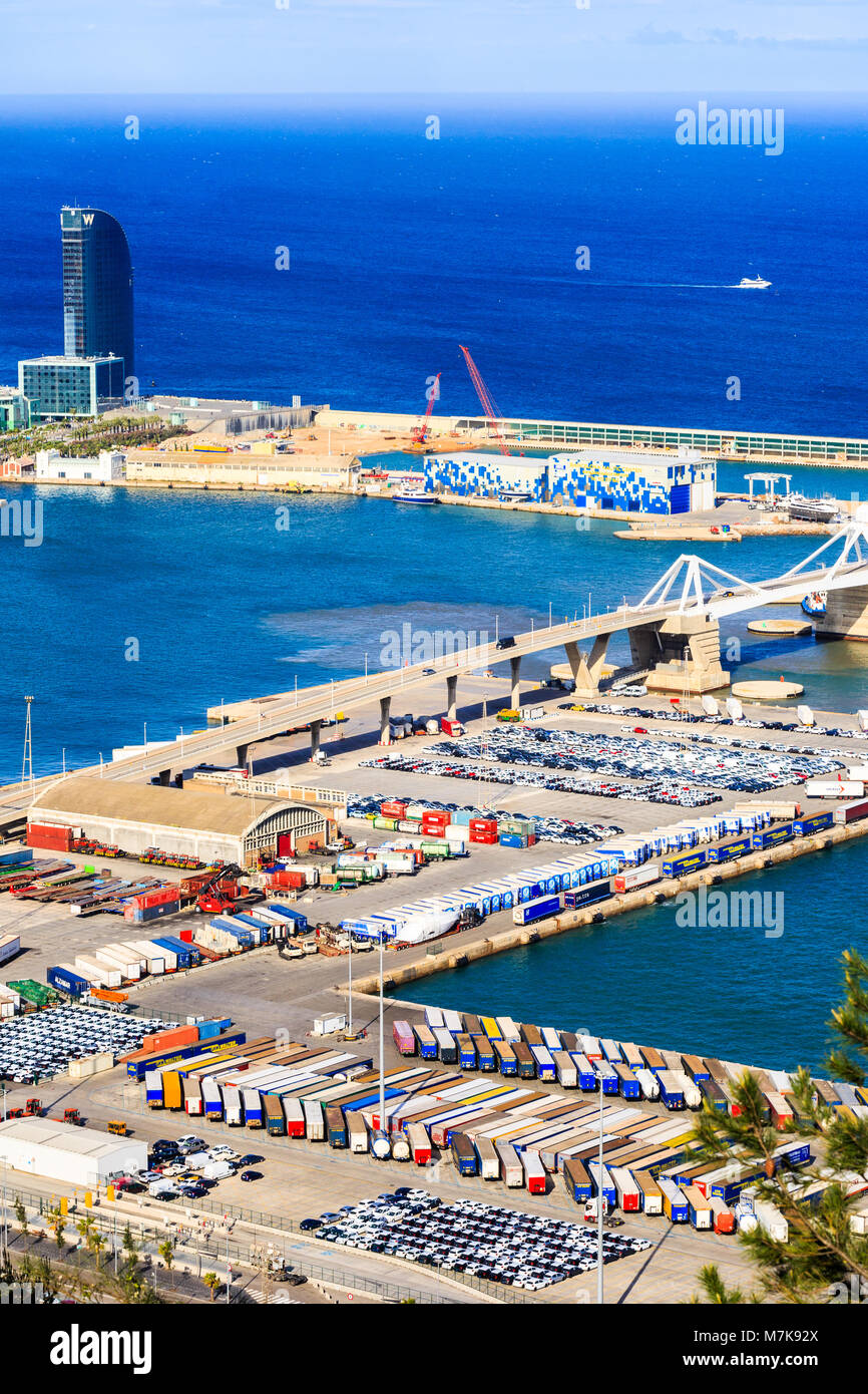 Vista aerea del Hotel W e del carico porto industriale di Barcellona , sera Foto Stock