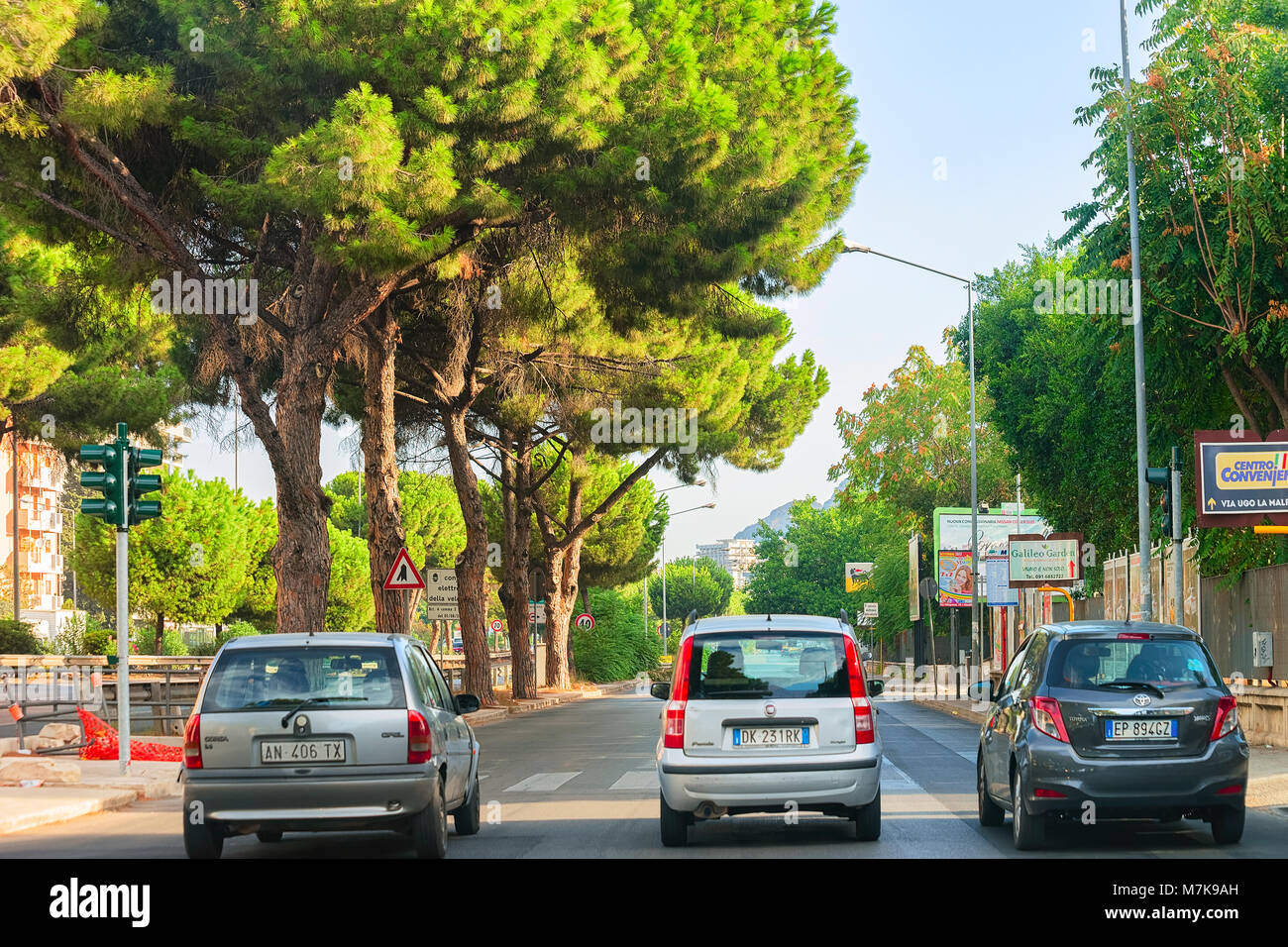 Palermo, Italia - 16 Settembre 2017: Street view su strada con vetture a Palermo in Sicilia in Italia Foto Stock