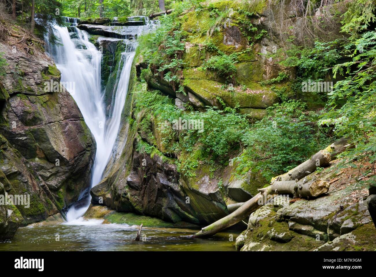 Tempo di esposizione lungo della cascata Szklarka nei monti Karkonosze, Polonia Foto Stock