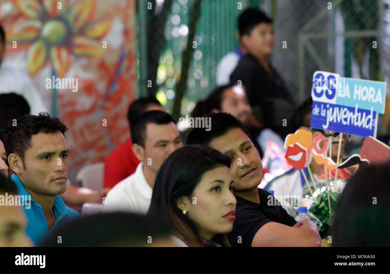 Foto di Casa Abierta Jóvenes 33, che mostra un incontro giovanile incentrato sulla comunità, la creatività e la partecipazione sociale. L'evento mette in luce il ruolo dei giovani nelle iniziative culturali e sociali. Foto Stock