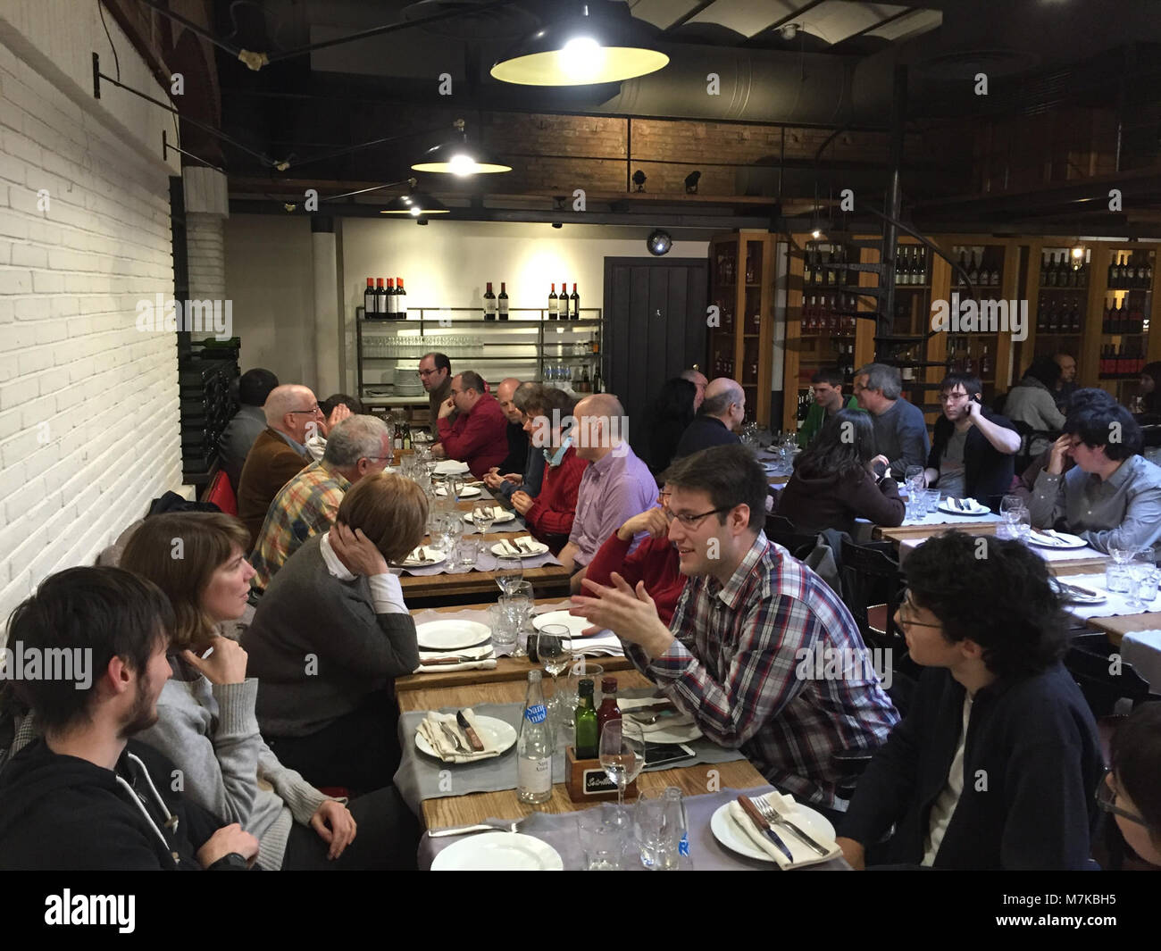 Una fotografia che mostra i partecipanti alla celebrazione del quindicesimo anniversario della Wikipedia catalana, sottolineando l'impegno culturale, la collaborazione digitale e la conservazione della lingua. Foto Stock