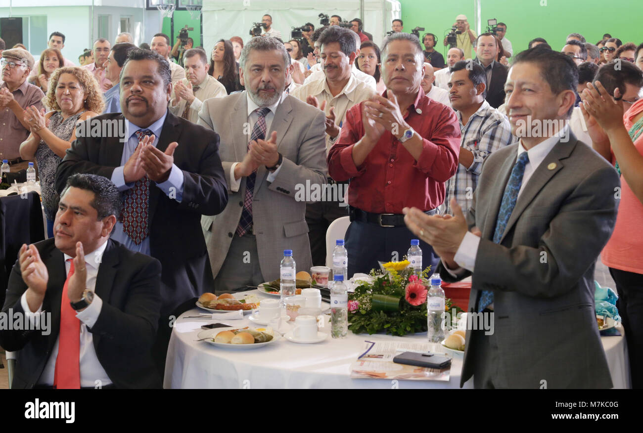 Casa Abierta mette in evidenza i salvadoregni all'estero, concentrandosi sulle loro comunità, cultura e contributi alla società al di fuori di El Salvador. L'immagine sottolinea la diaspora globale e il legame in corso con il patrimonio salvadoregno. Foto Stock