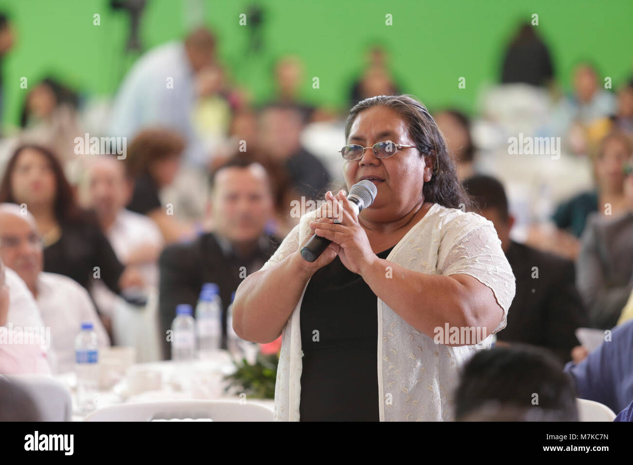 Fotografia che raffigura i salvadoregni che vivono all'estero in una riunione di comunità o in una casa aperta, che rappresenta la vita sociale, la cultura e l'identità della diaspora tra i salvadoregni in paesi stranieri. Foto Stock