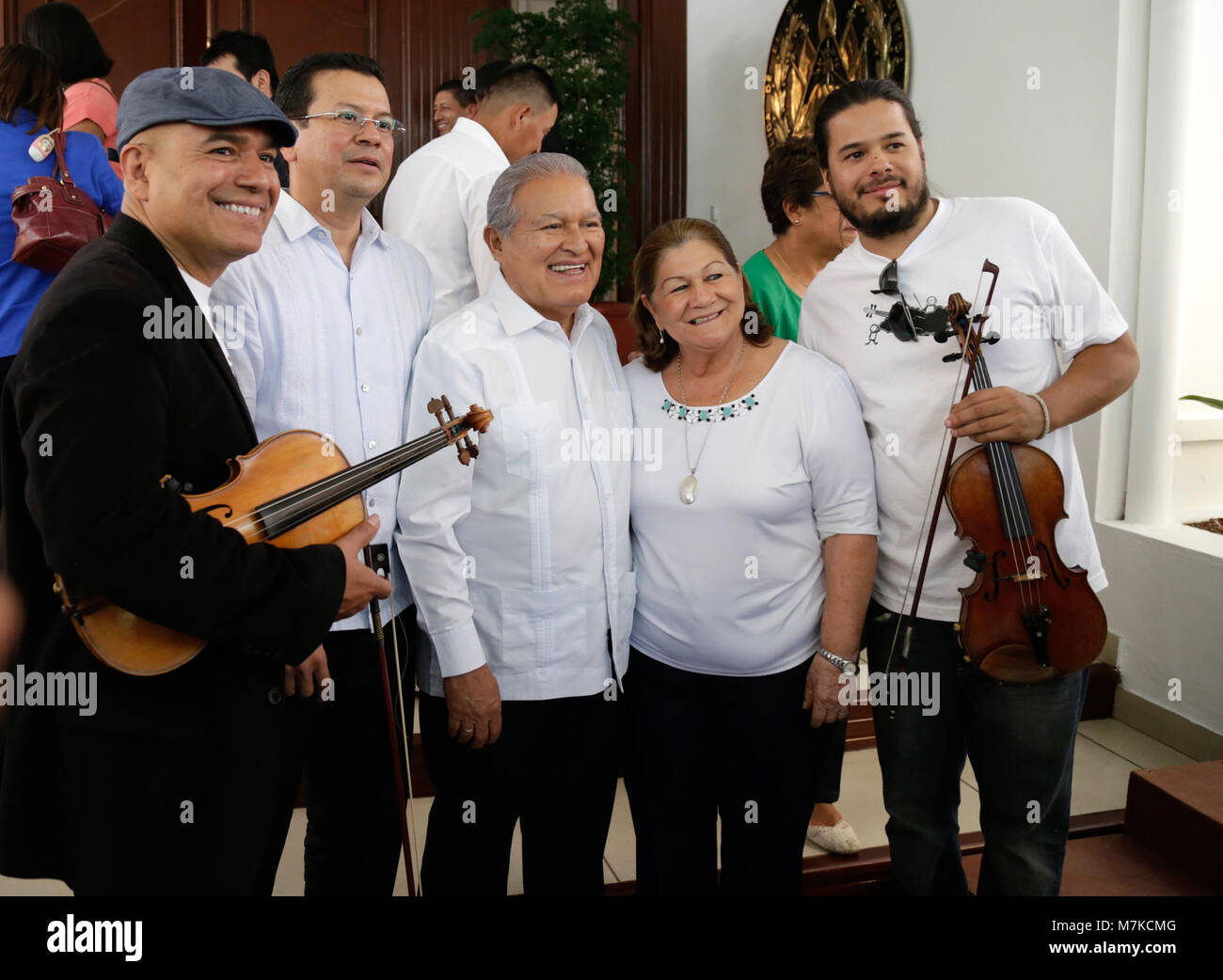 Una raffigurazione di salvadoregno che vivono all'estero, che mostra le loro vite al di fuori di El Salvador. L'immagine riflette l'esperienza degli immigrati e i loro legami culturali con la loro patria. Foto Stock