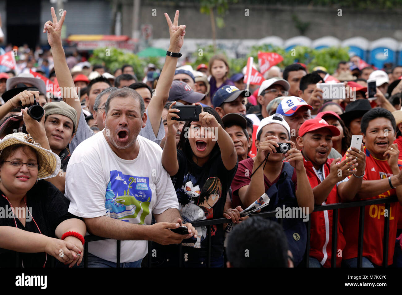 Fotografia che mostra le celebrazioni della giornata internazionale dei lavoratori con gruppi di persone che portano striscioni e bandiere, sottolineando i diritti dei lavoratori e la solidarietà tra i lavoratori in El Salvador. Foto Stock