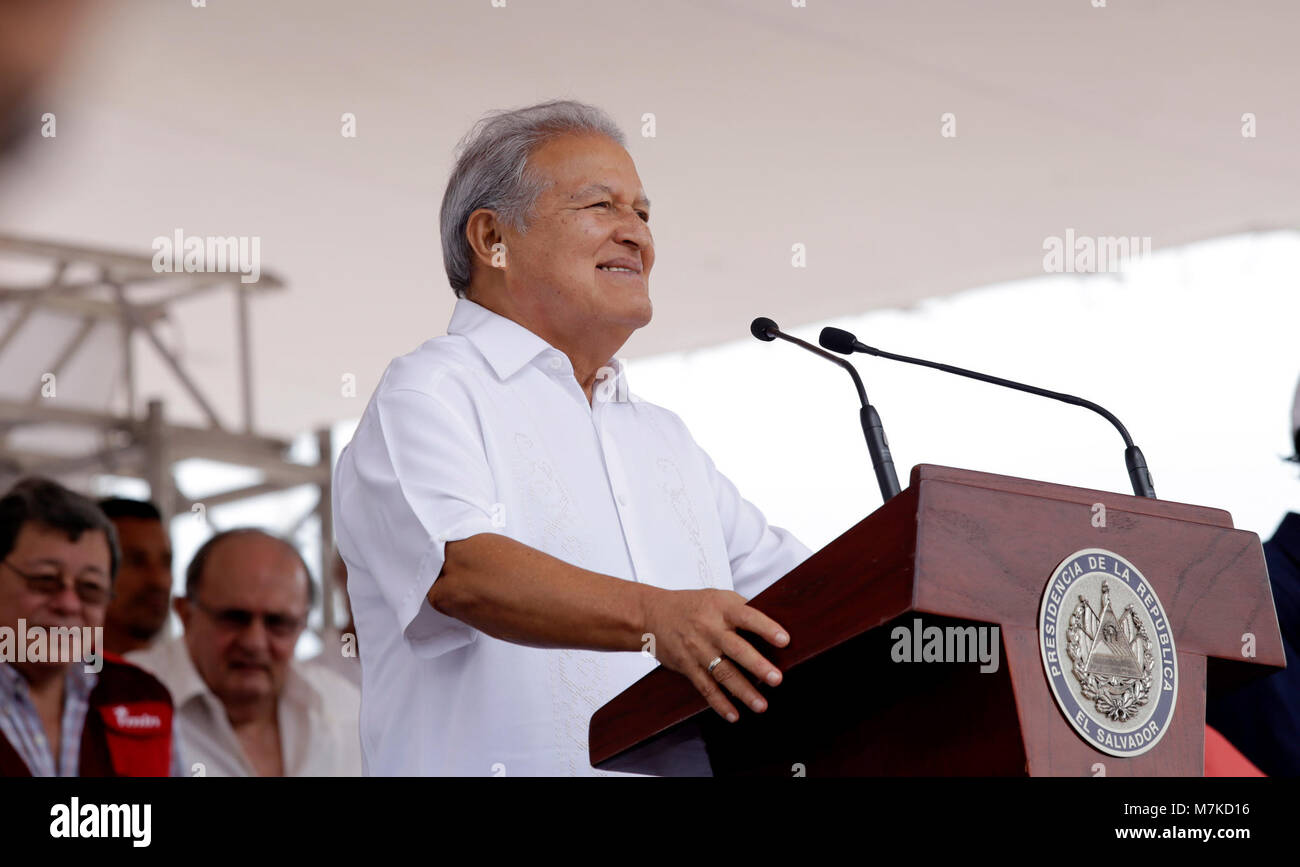 Un'immagine che raffigura la celebrazione della giornata internazionale dei lavoratori, mostrando i partecipanti riuniti per onorare i diritti dei lavoratori e la solidarietà sociale, riflettendo l'impegno culturale e politico in El Salvador. Foto Stock