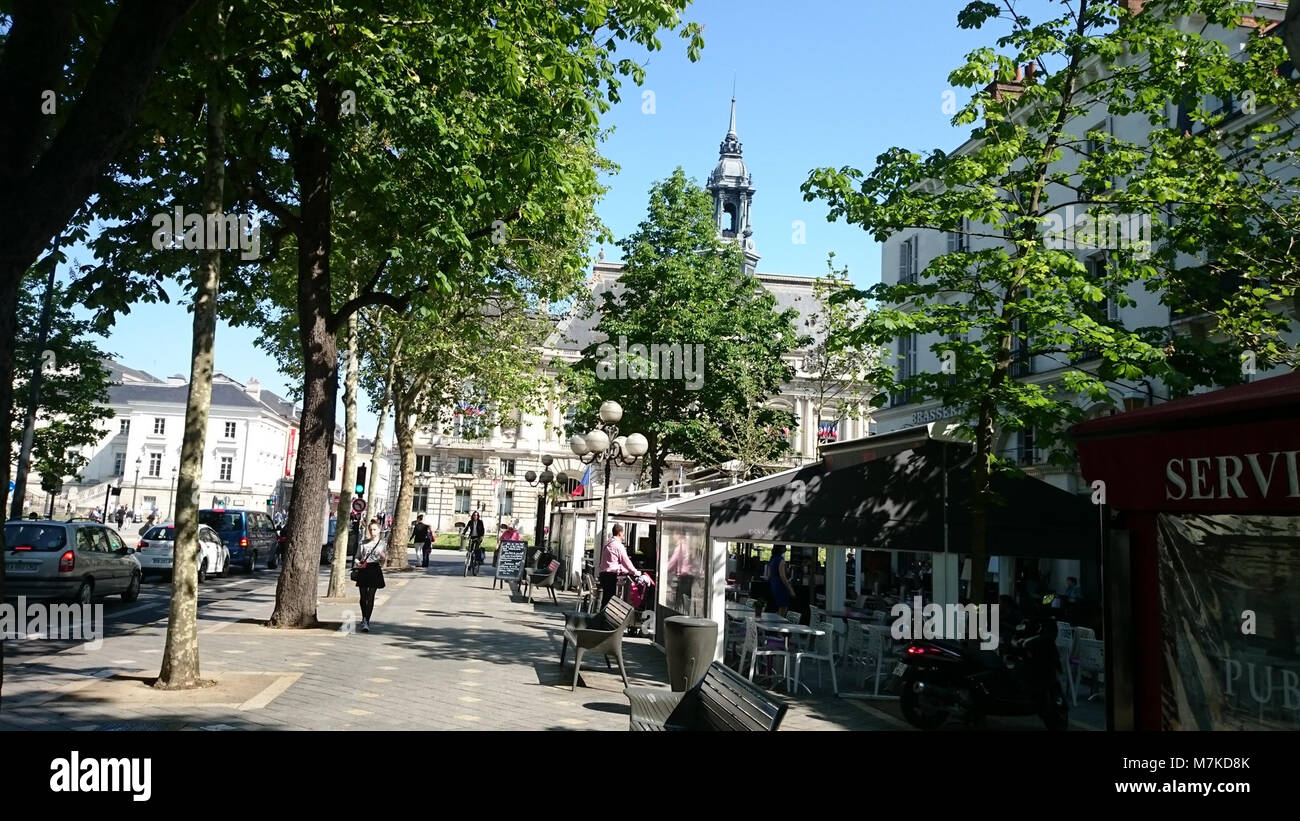 L'immagine raffigura il centro della città di Tours, in Francia, mostrando le strade vicino ai binari del tram e illustrando il paesaggio urbano e la vita quotidiana della città storica. Foto Stock