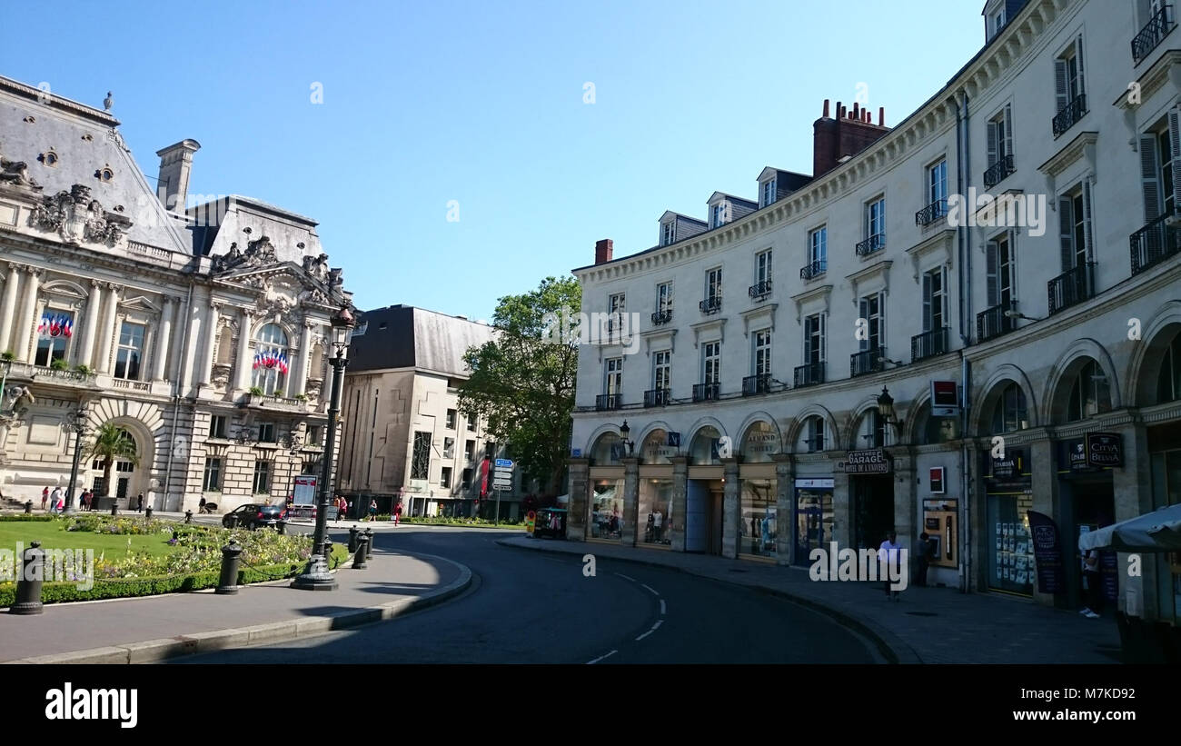 Una vista del centro di Tours, Francia, che mostra il lato dell'edificio del municipio. L'immagine cattura il paesaggio urbano, i dettagli architettonici e l'ambiente civico della zona. Foto Stock