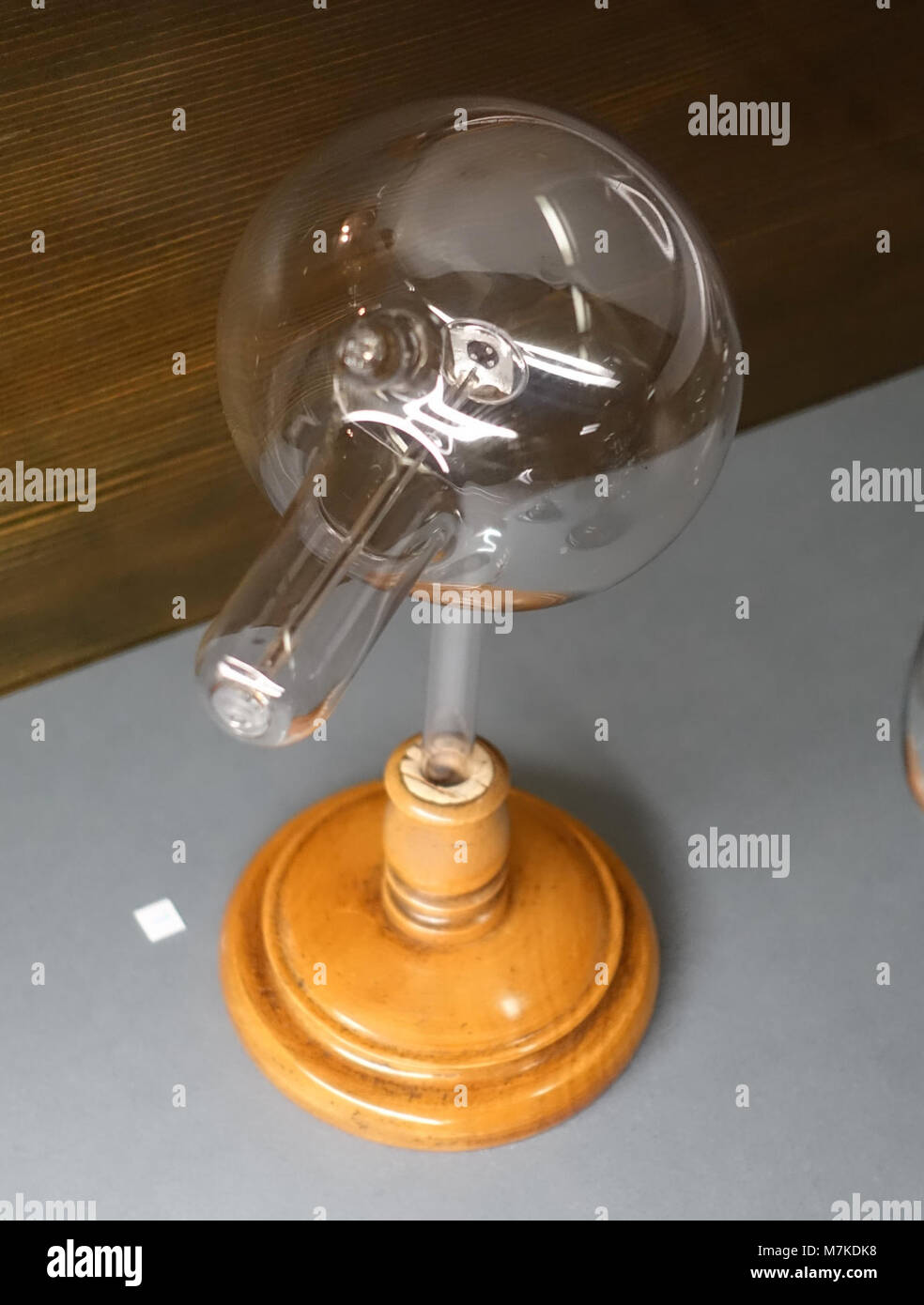 Un tubo catodico del 1890, associato a Eugen Goldstein, esposto al Memoriale di Röntgen a Würzburg, Germania. Rappresenta la prima ricerca nelle scariche elettriche e nella fisica degli elettroni. Foto Stock