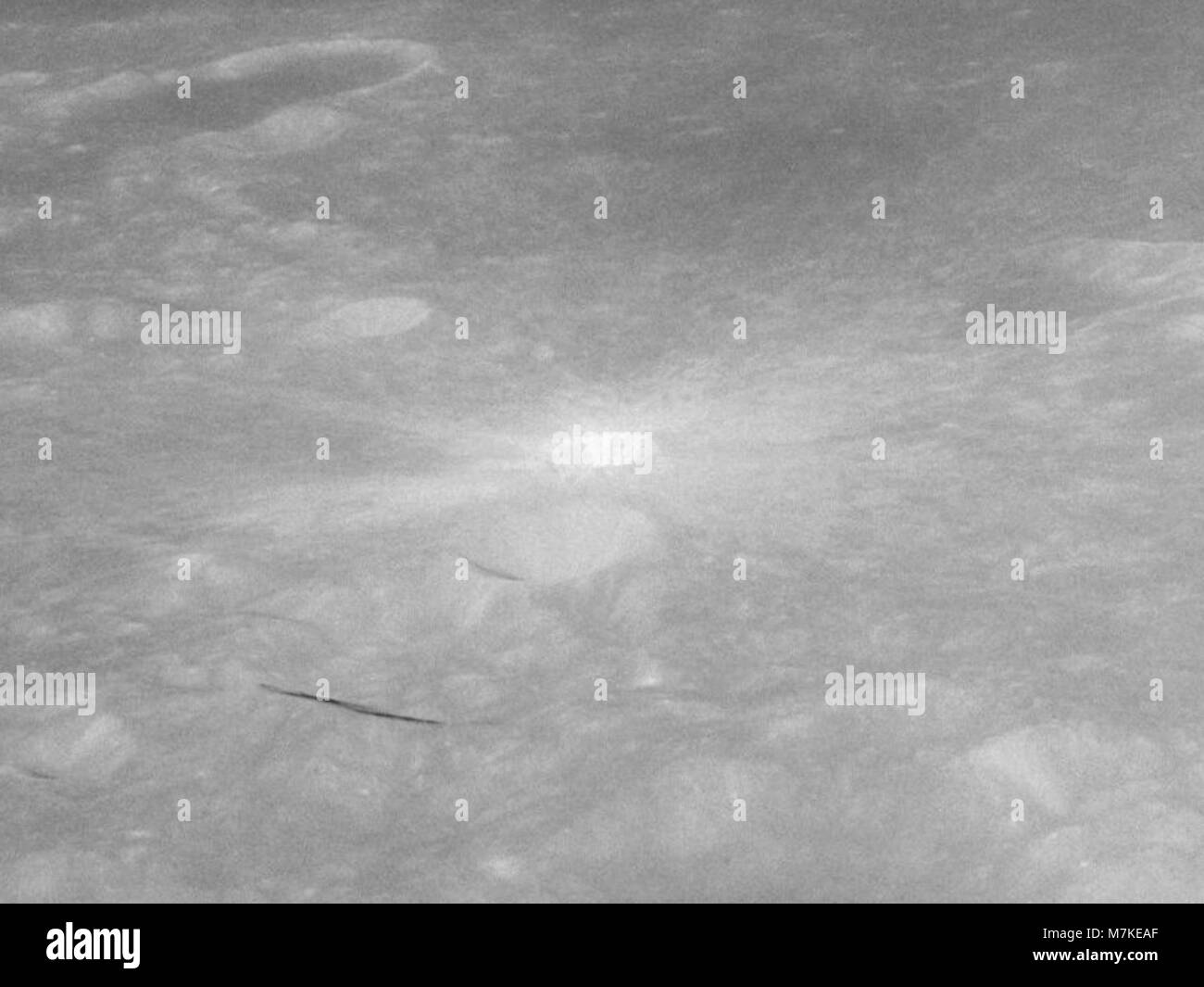 Il cratere Censorinus è un piccolo cratere lunare situato vicino al Mare Tranquillitatis sulla Luna, caratterizzato dai suoi raggi luminosi e dalla struttura circolare ben conservata. Foto Stock