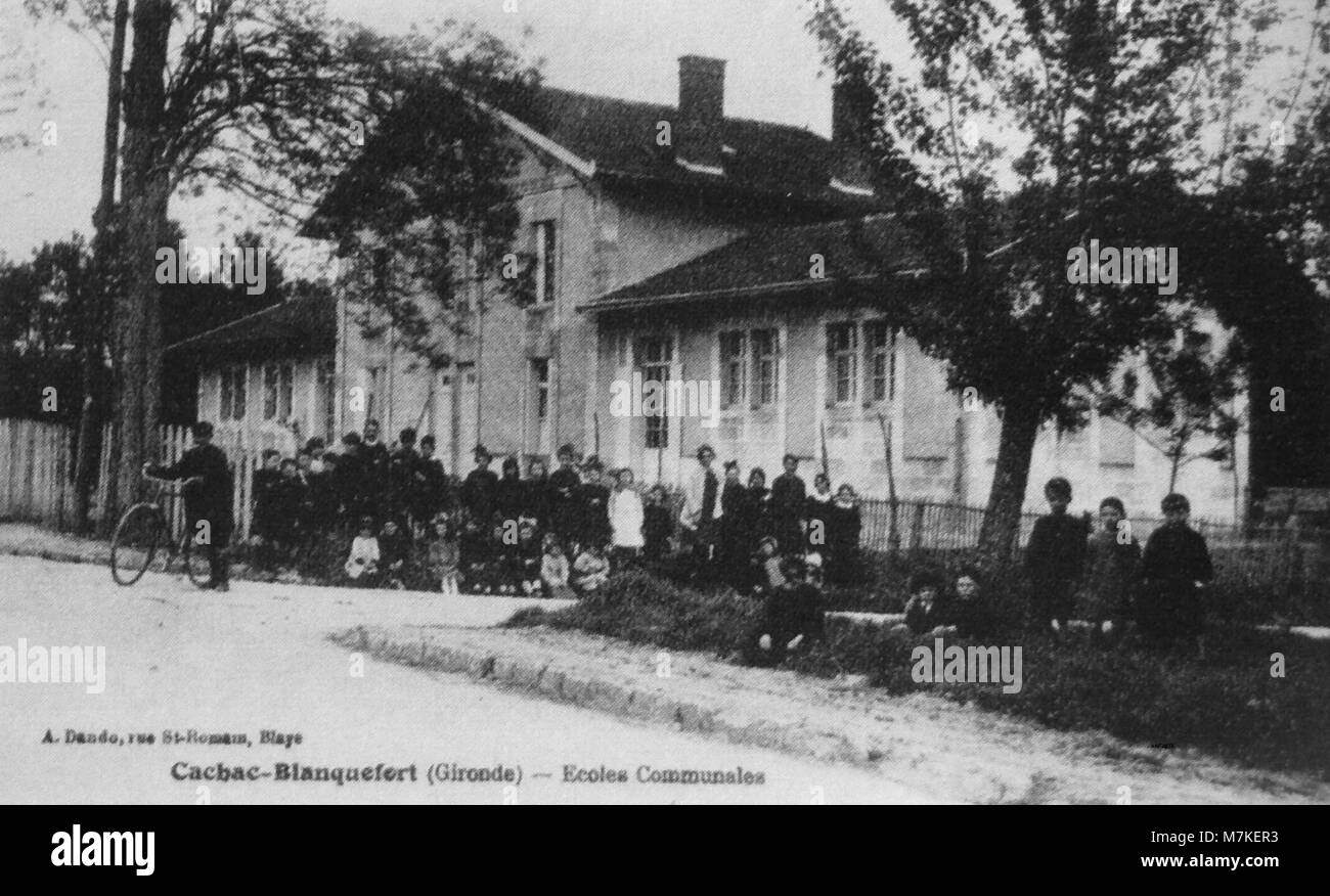 Questa immagine raffigura le scuole comunali di Caychac, in Francia, mostrando gli edifici educativi e le strutture pubbliche che hanno sostenuto l'apprendimento della comunità e lo sviluppo locale nella regione. Foto Stock