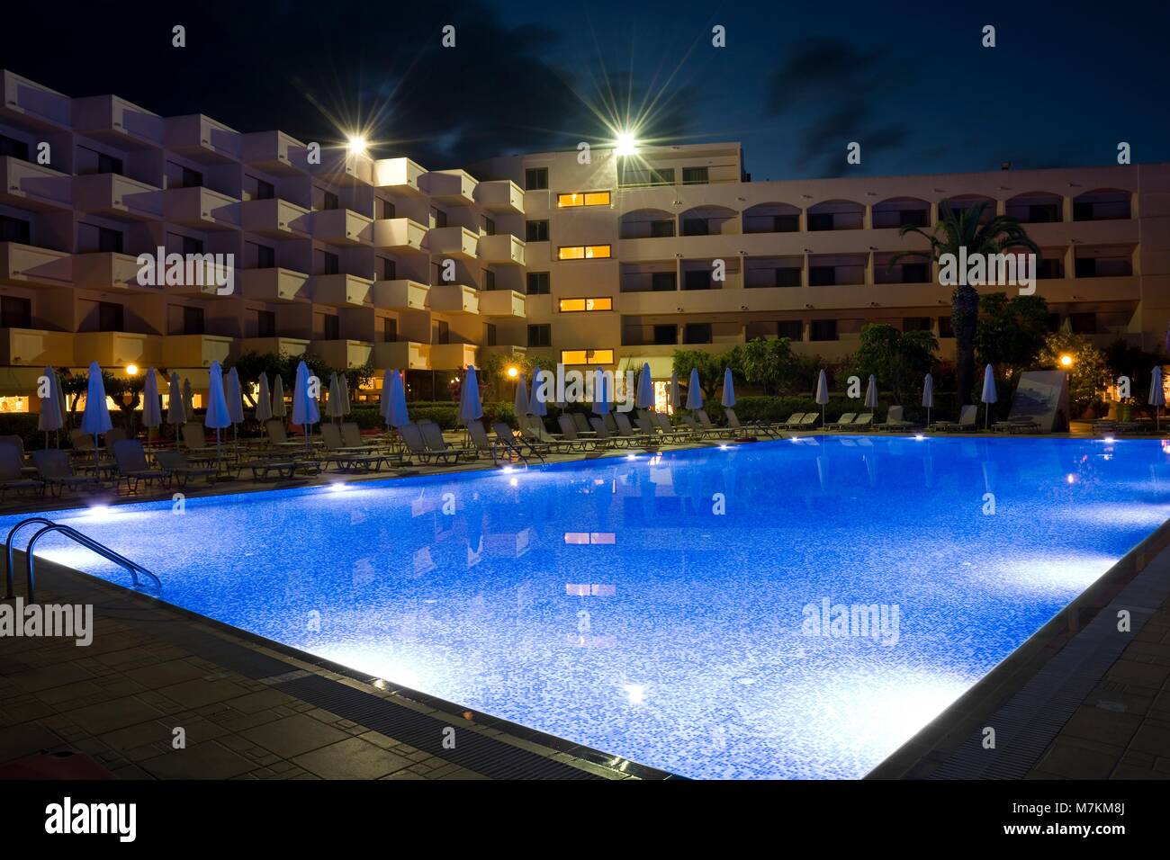 IALYSSOS, Grecia - 03 Maggio: illuminati Piscina di Ialyssos Bay Hotel durante la notte il Maggio 03, 2016 in Ialyssos, Grecia Foto Stock