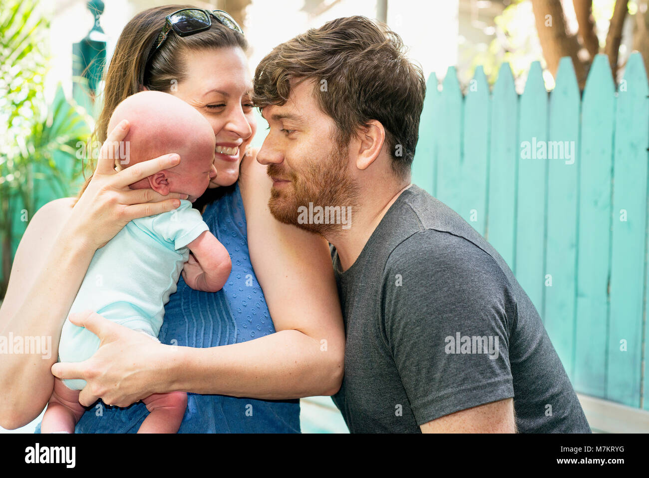 Una famiglia e la loro di 5 settimane di età neonato. Foto Stock