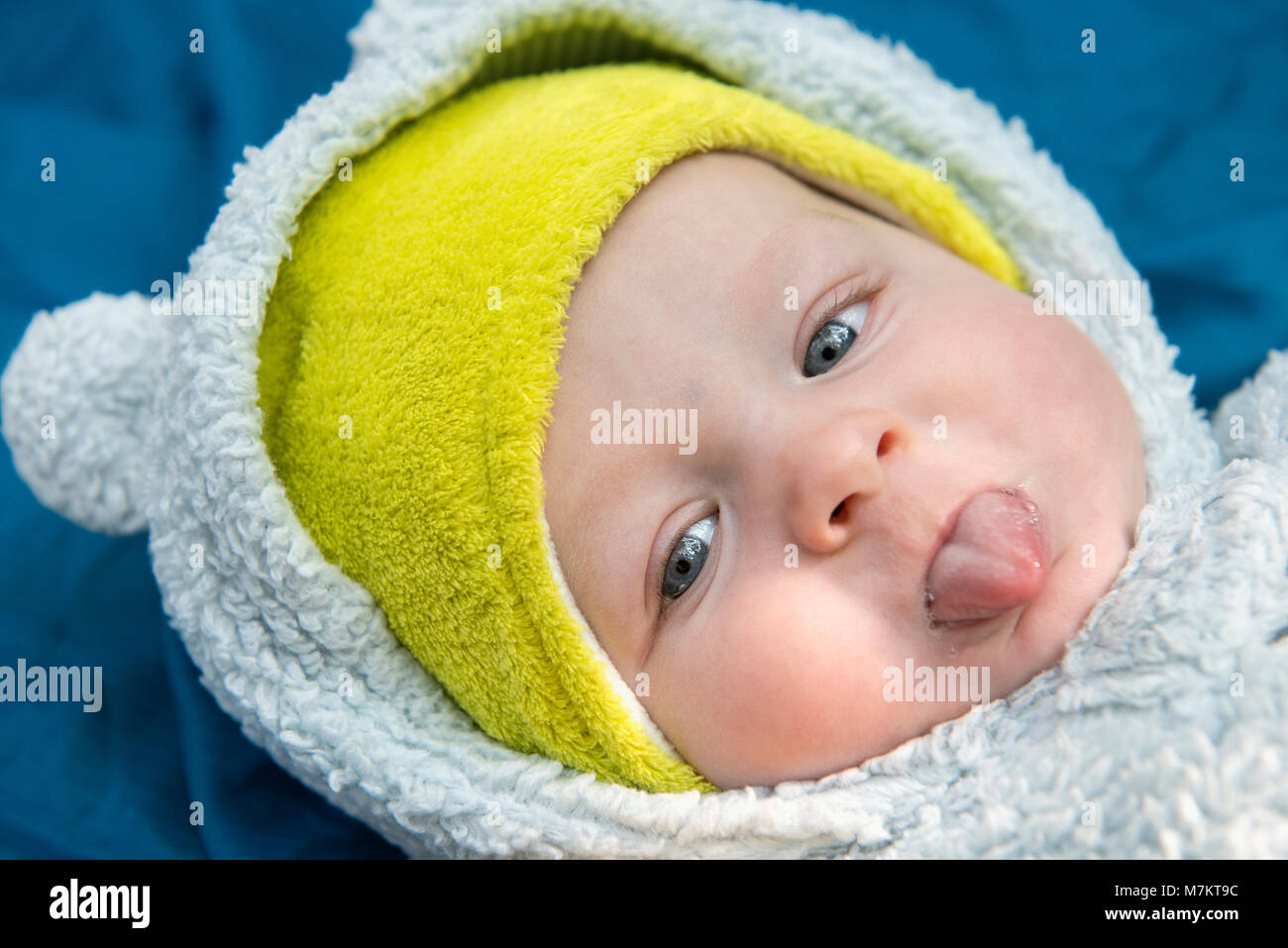 Bambino di 4 mesi fuori la lingua. Foto Stock