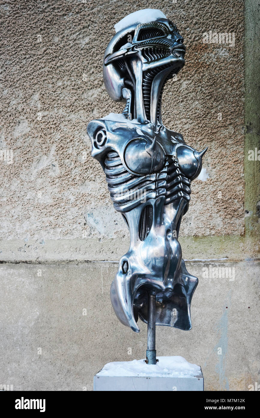 Statua di metallo di alieno in HR Giger Museum di Gruyere, Svizzera. HR Giger è stato il creatore di tutte le opere d'arte innvolving il film straniero. Foto Stock